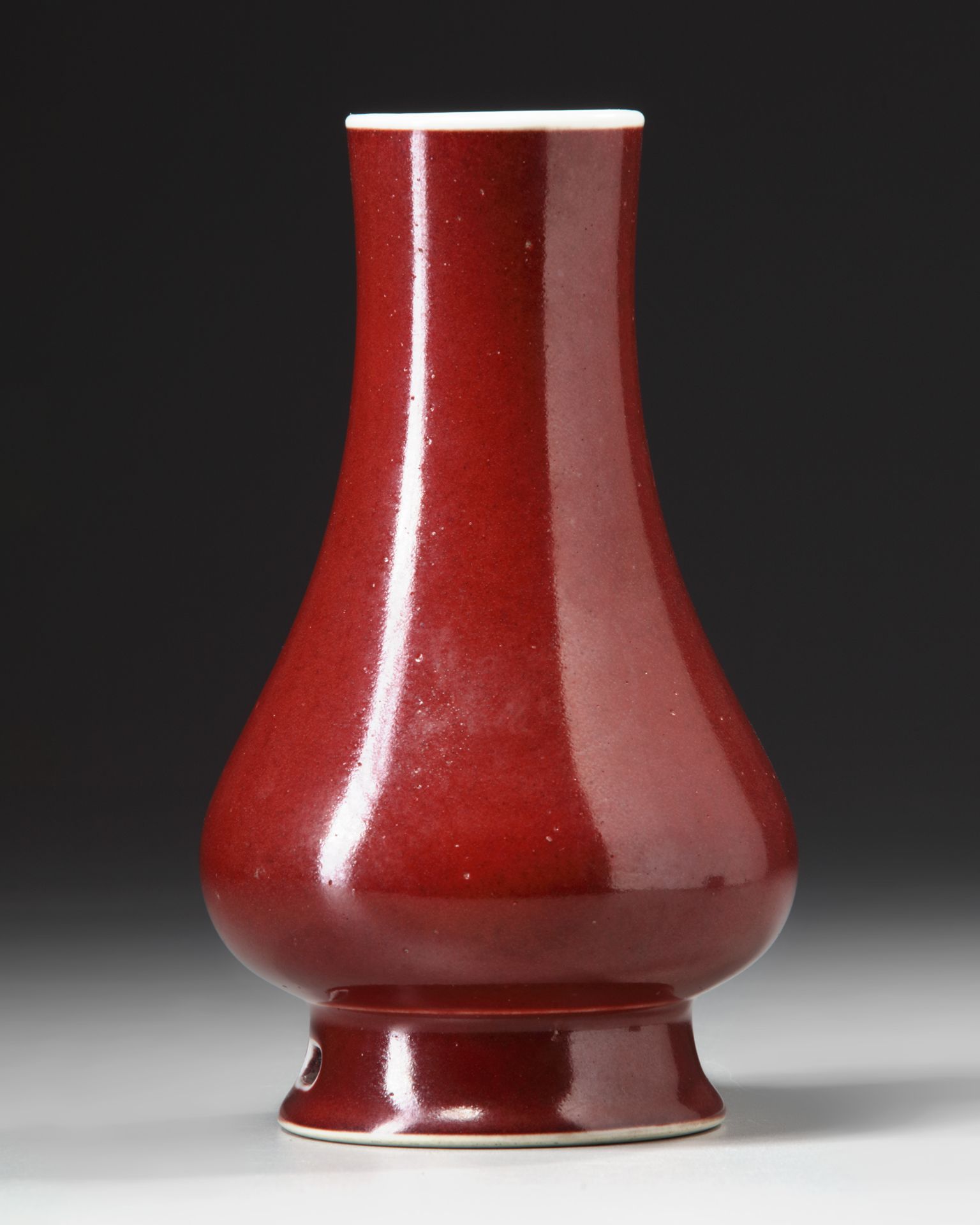 A RASPBERRY-RED GLAZED LANGYAO VASE, QING DYNASTY (1644-1911) - Bild 5 aus 5