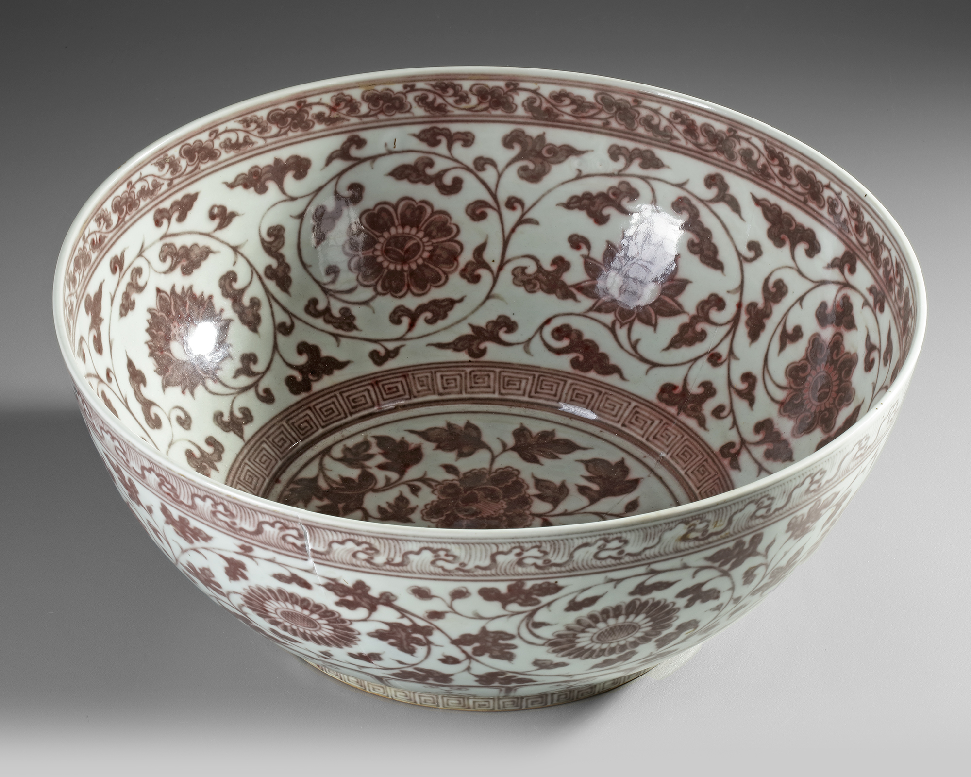 A LARGE CHINESE COPPER-RED 'FLORAL SCROLL' BOWL, QING DYNASTY (1644-1912) - Bild 4 aus 5