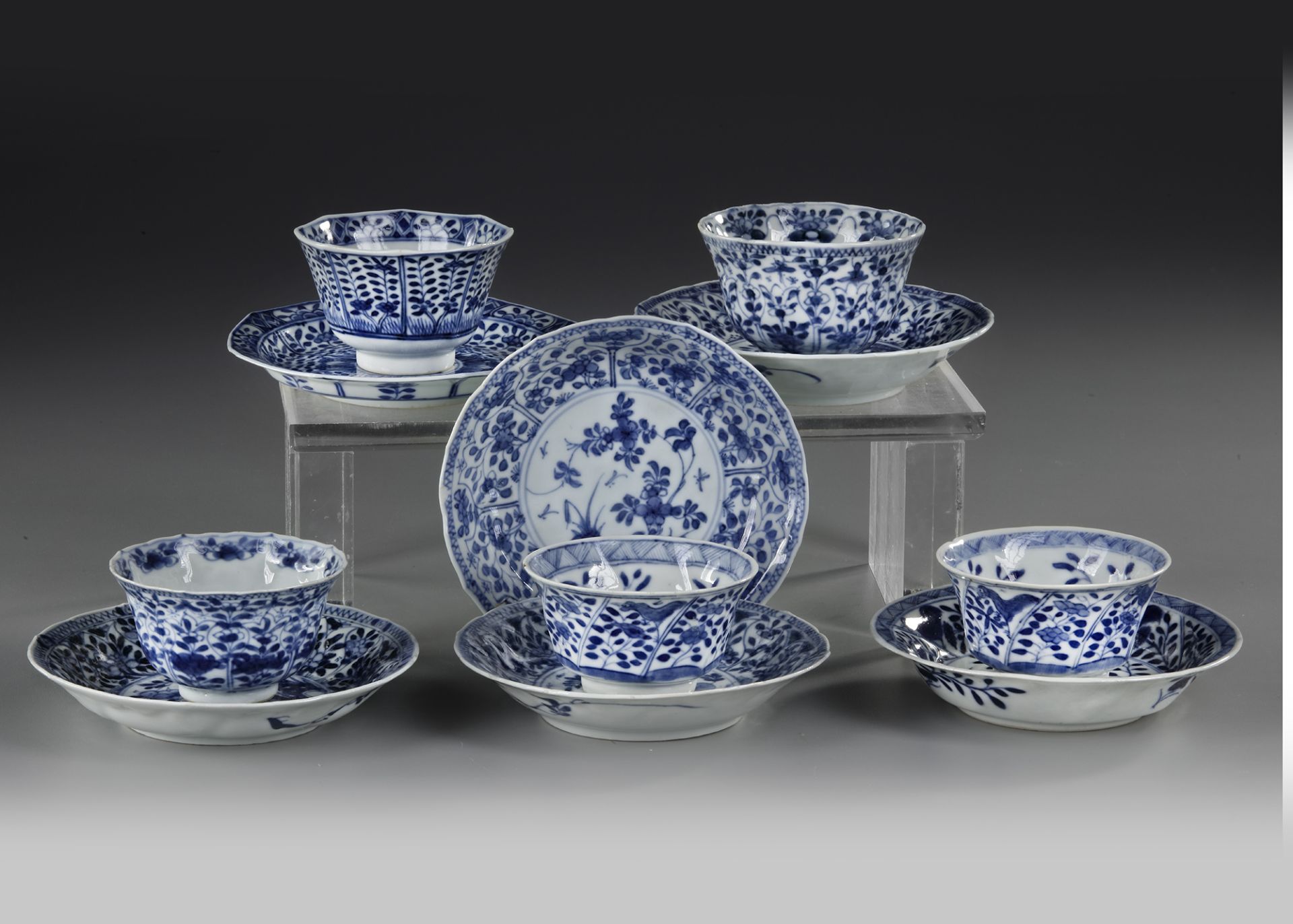 A COLLECTION OF SIX CUPS AND EIGHT SAUCERS, 18TH CENTURY - Bild 2 aus 5