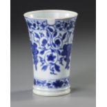 A CHINESE BLUE AND WHITE VASE, KANGXI PERIOD (1662-1722)