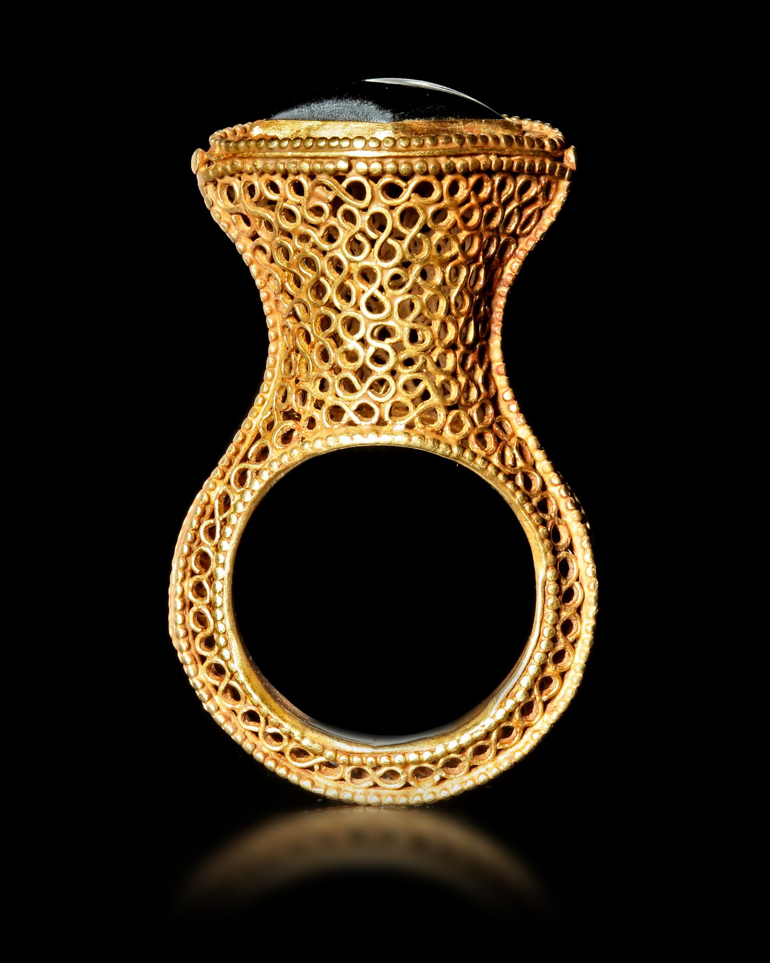 A MAGNIFICENT EARLY ISLAMIC GOLD RING, NEAR EAST 10TH-11TH CENTURY