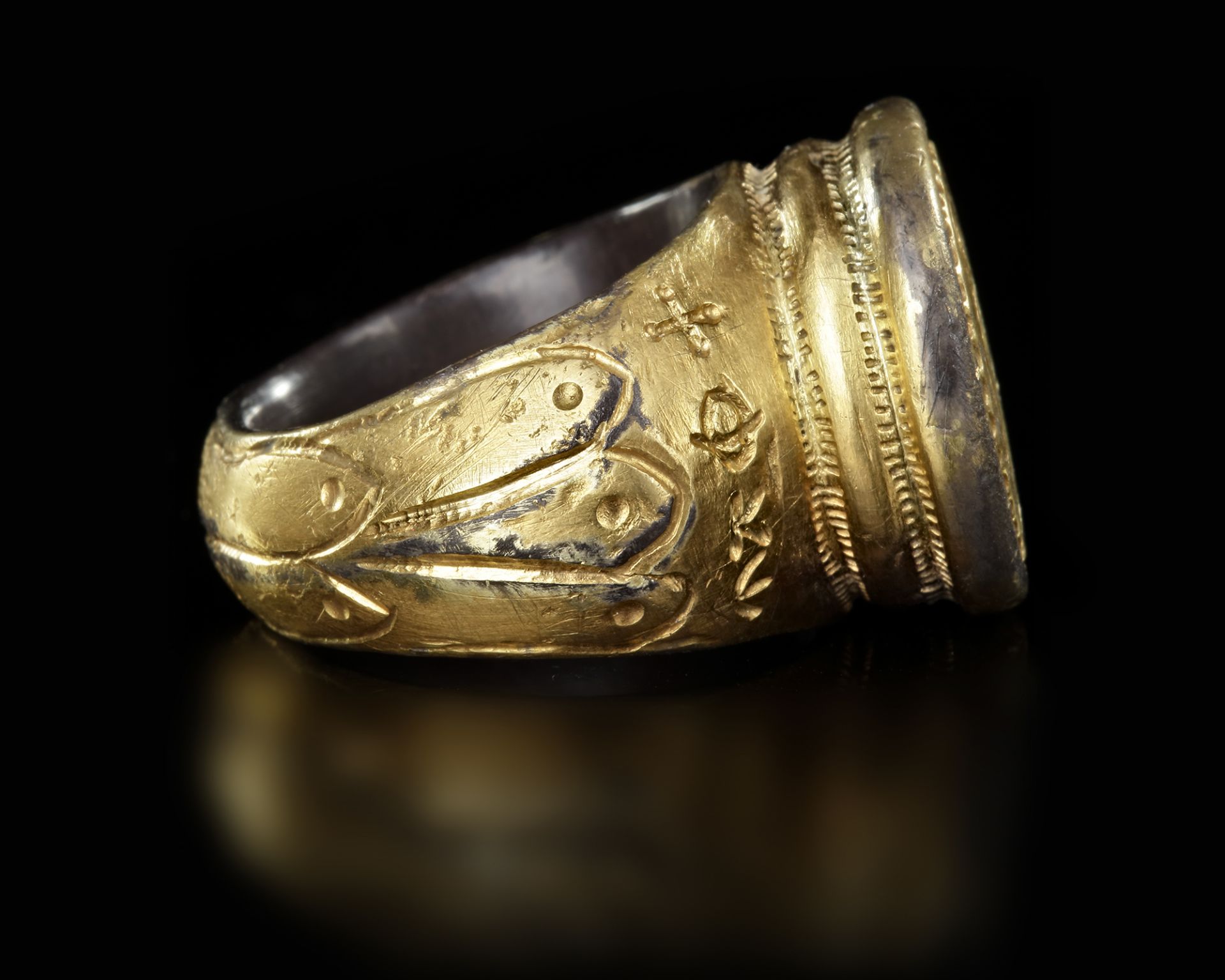 A LARGE SILVER GILT BYZANTINE RING, 8TH-10TH CENTURY AD - Bild 4 aus 5