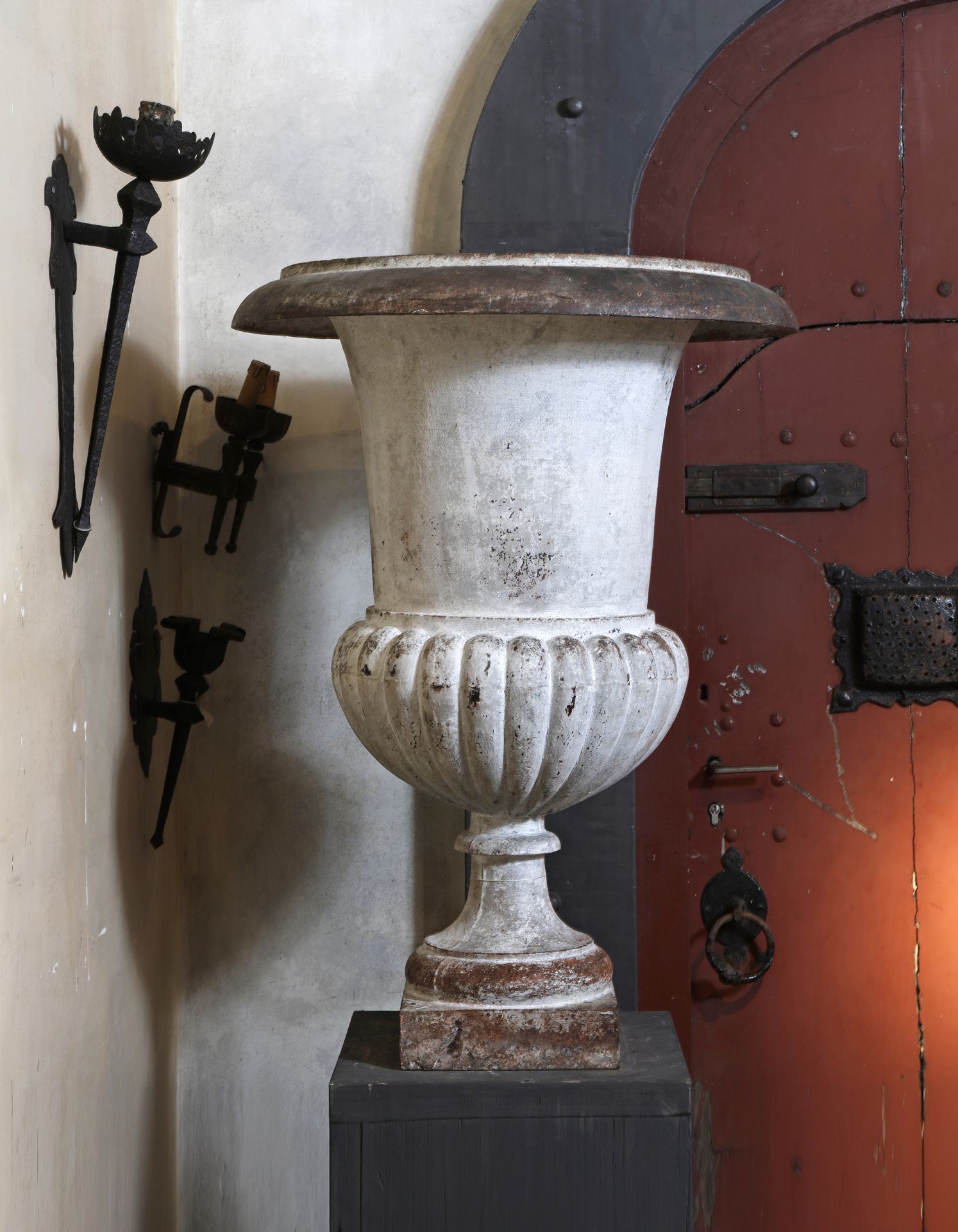 A LARGE CAST IRON GARDEN URN, 19TH CENTURY