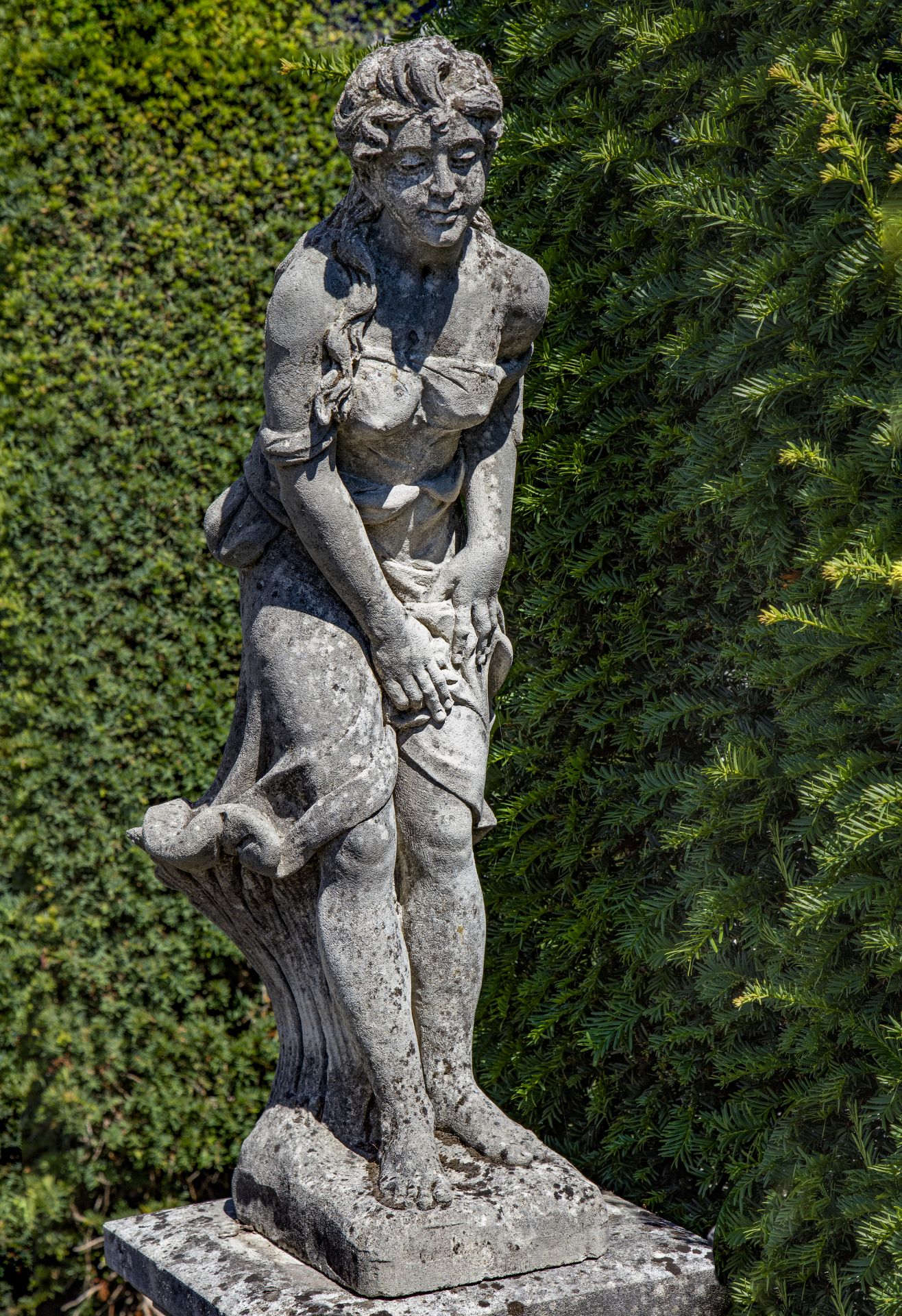 A SCULPTED LIMESTONE MODEL OF A STANDING WOMAN, SECOND HALF 20TH CENTURY