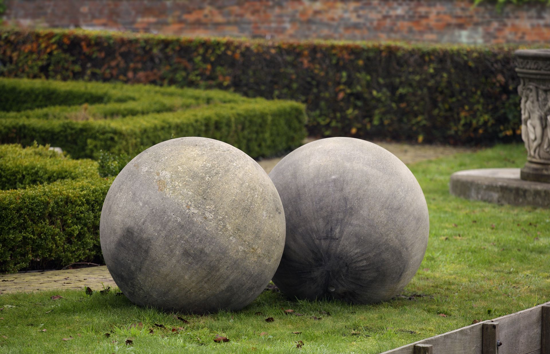 A LARGE PAIR OF LIMESTONE ORNAMENTAL SPHERES, LATE 20TH CENTURY