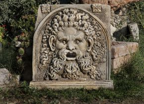 A SUBSTANTIAL SCULPTED MARBLE WALL FOUNTAIN MASK, 20TH CENTURY