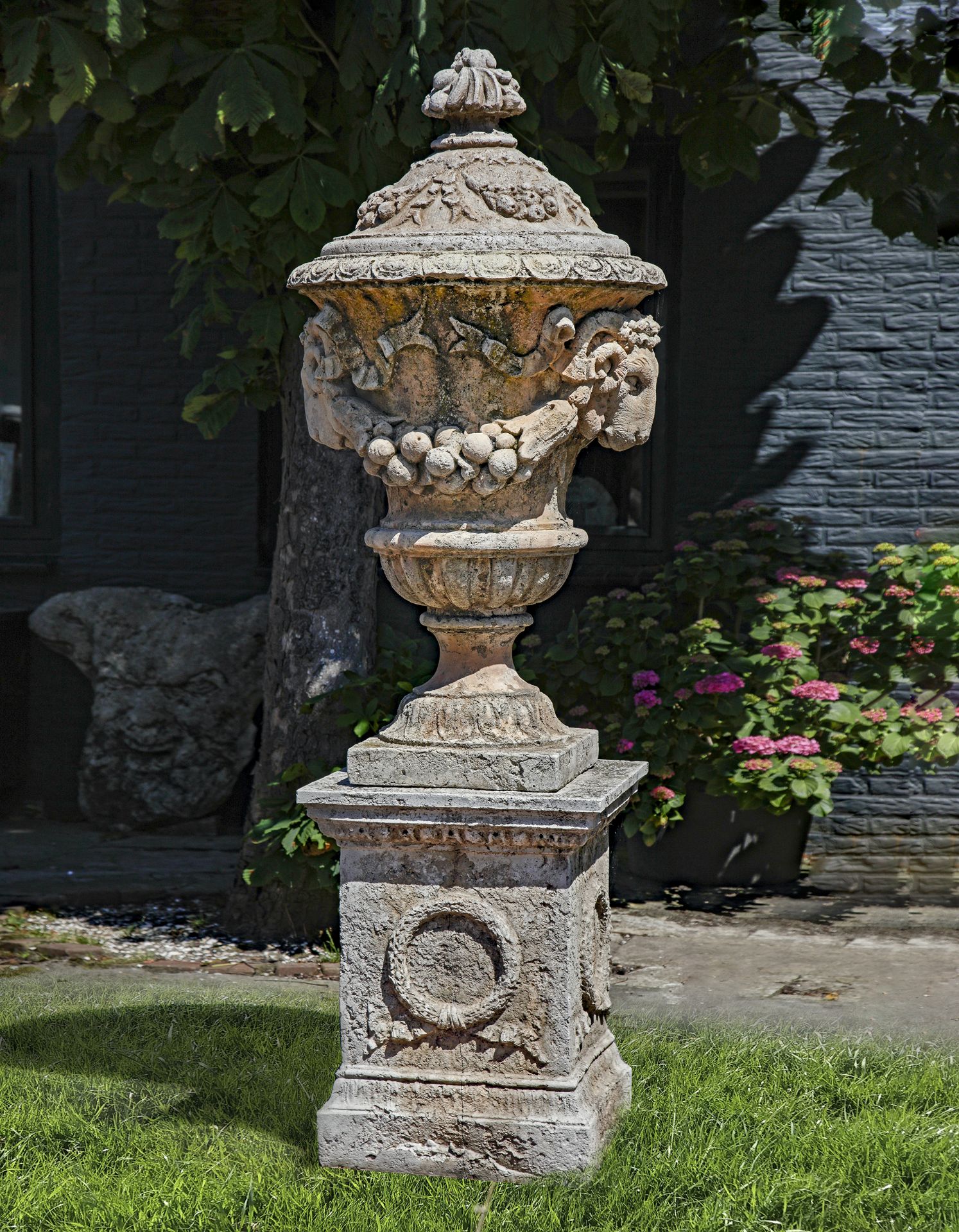 A COMPOSITION STONE GARDEN URN IN 18TH CENTURY TASTE SECOND HALF 20TH C