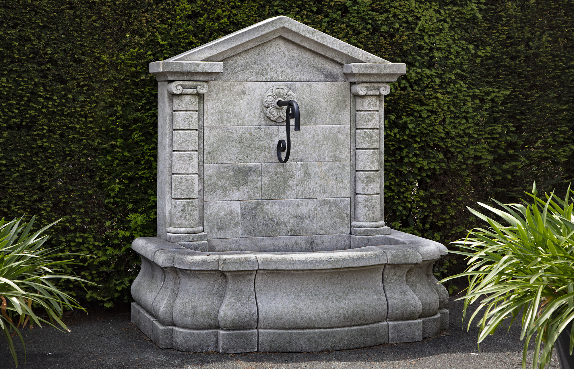 AN ITALIAN CARVED LIMESTONE WALL FOUNTAIN, LATE 20TH CENTURY