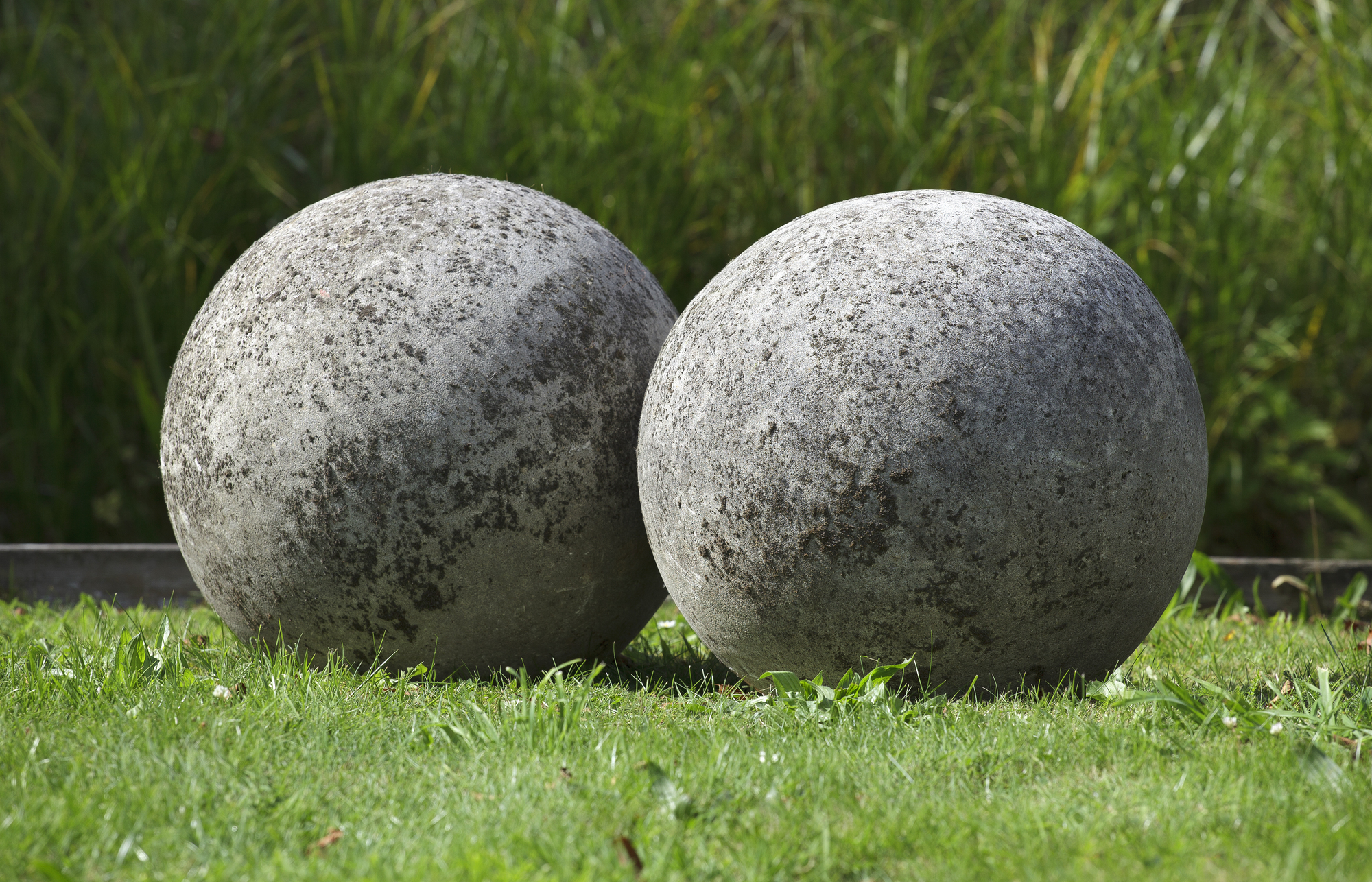 A LARGE PAIR OF LIMESTONE ORNAMENTAL SPHERES, LATE 20TH CENTURY