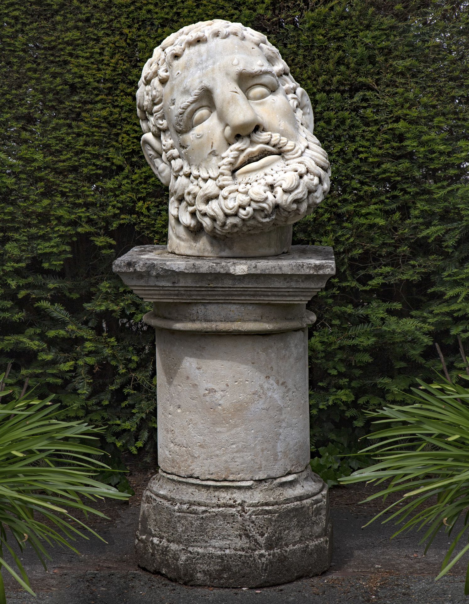 A COLOSSAL SCULPTED WHITE MARBLE MODEL OF THE HEAD OF HERCULES, 20TH CENTURY