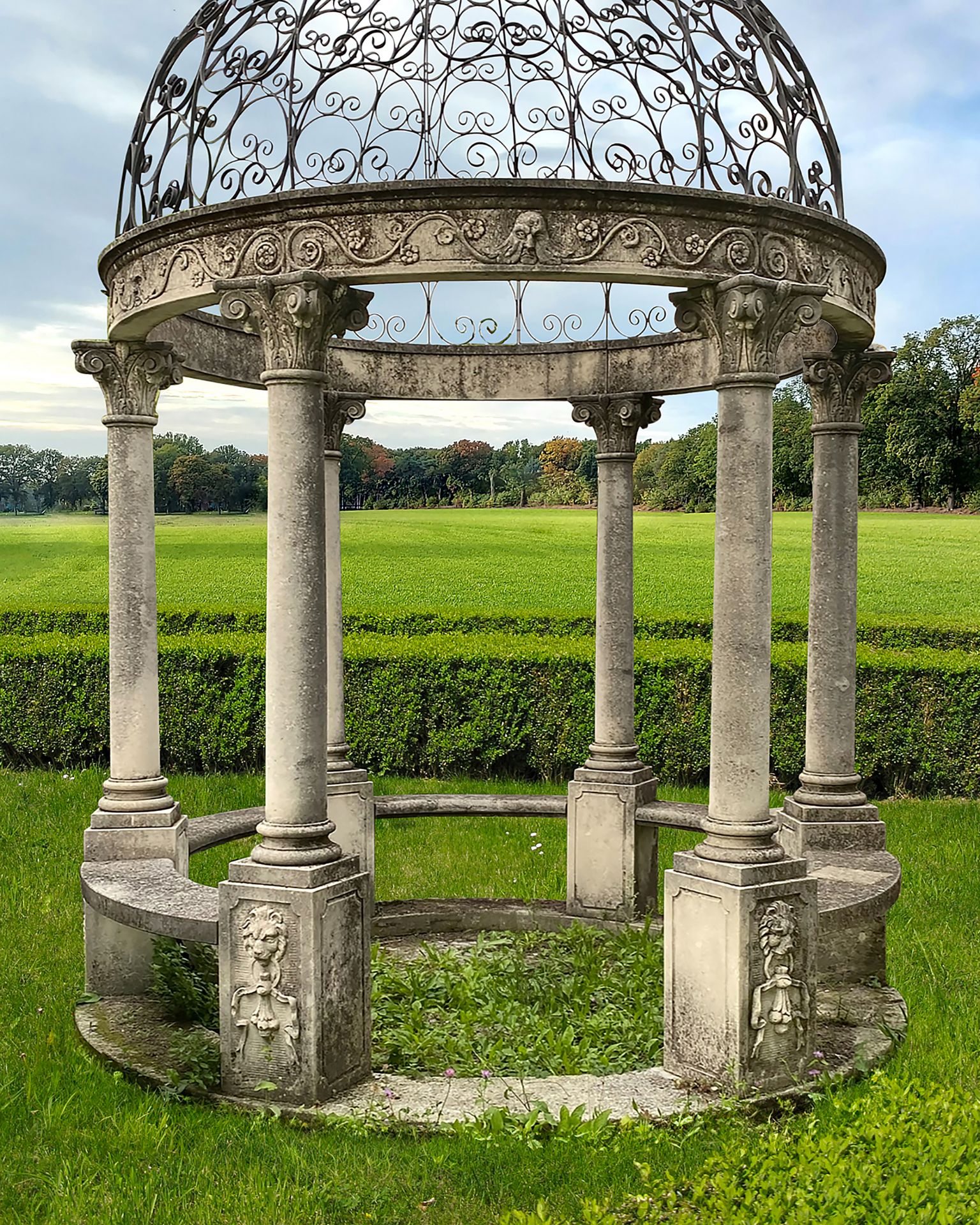 A CARVED LIMESTONE AND WROUGHT IRON MOUNTED ROTUNDA, LATE 20TH CENTURY