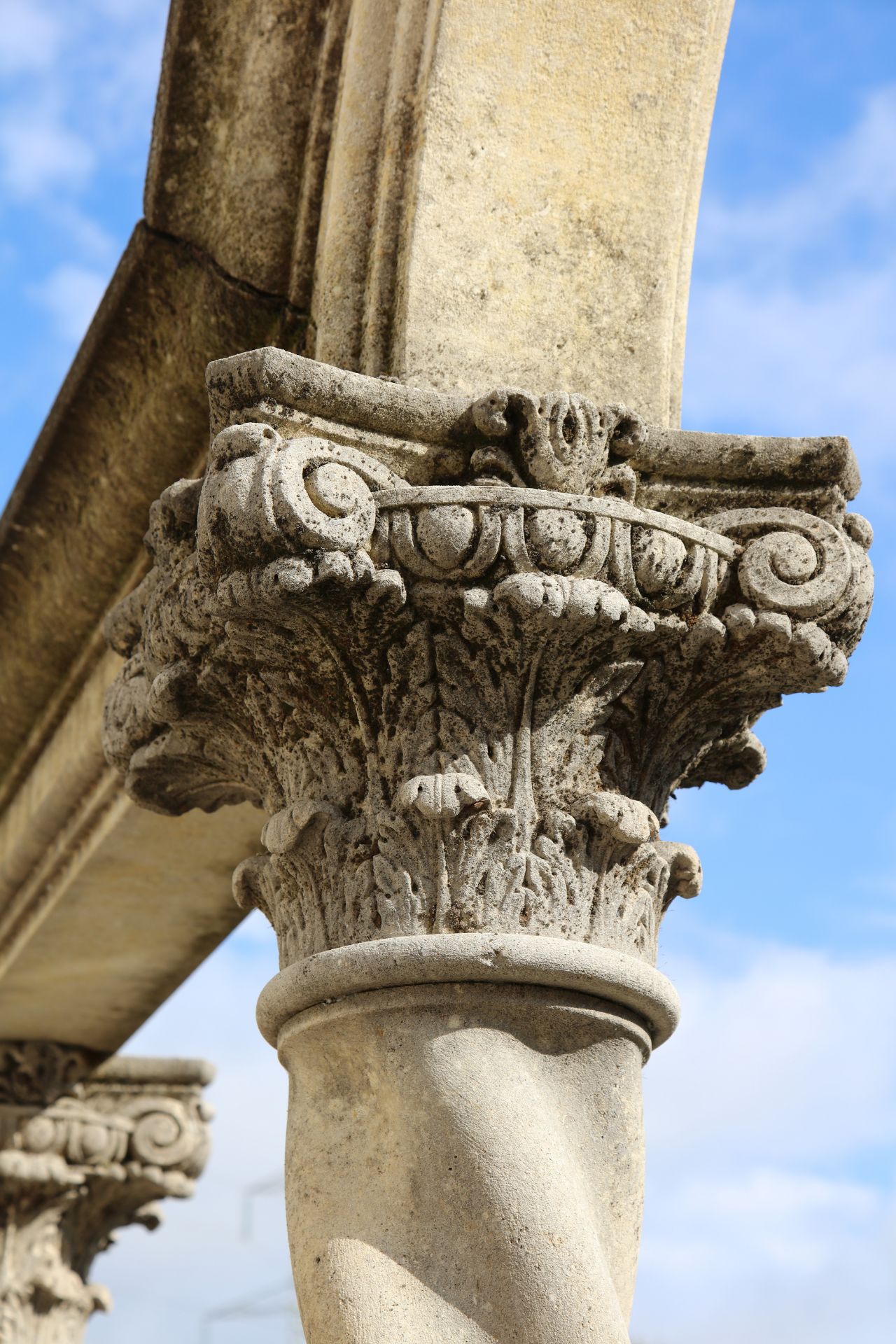 A CARVED LIMESTONE ARCADE, SECOND HALF 20TH CENTURY - Bild 3 aus 3