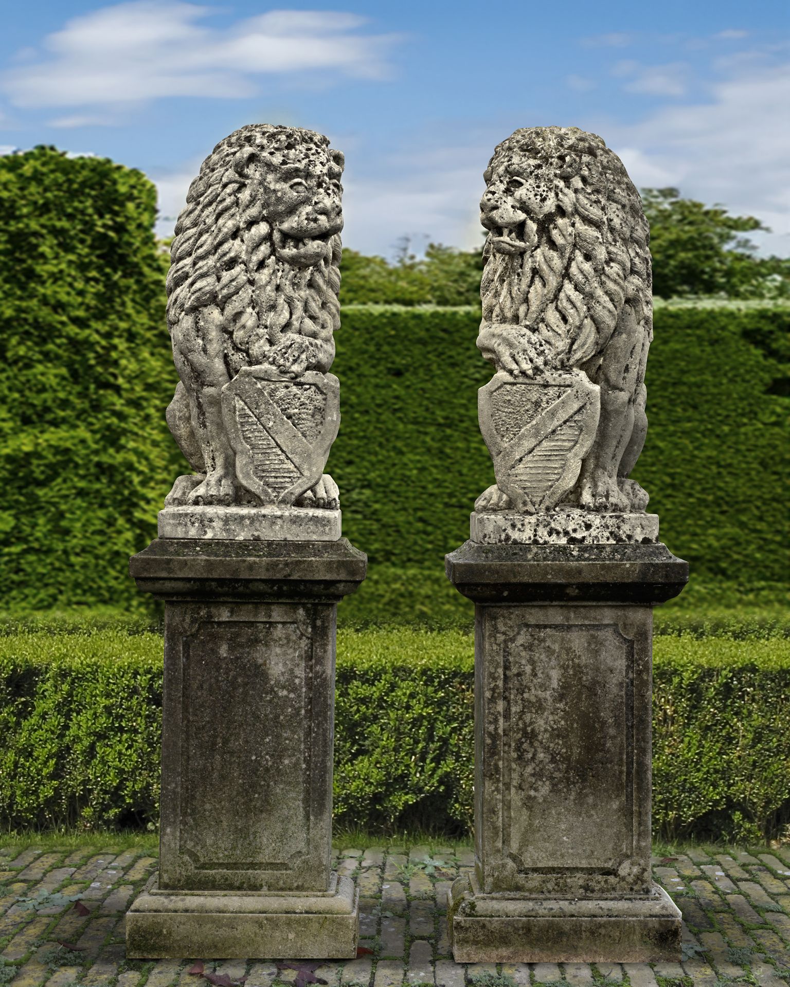 A PAIR OF SCULPTED LIMESTONE MODELS OF HERALDIC LIONS, SECOND HALF 20TH CENTURY