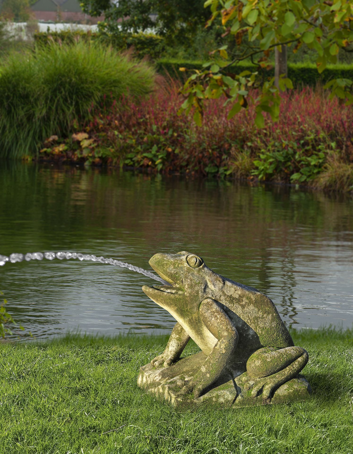 AN ITALIAN SCULPTED LIMESTONE MODEL OF A FROG, SECOND HALF 20TH CENTURY