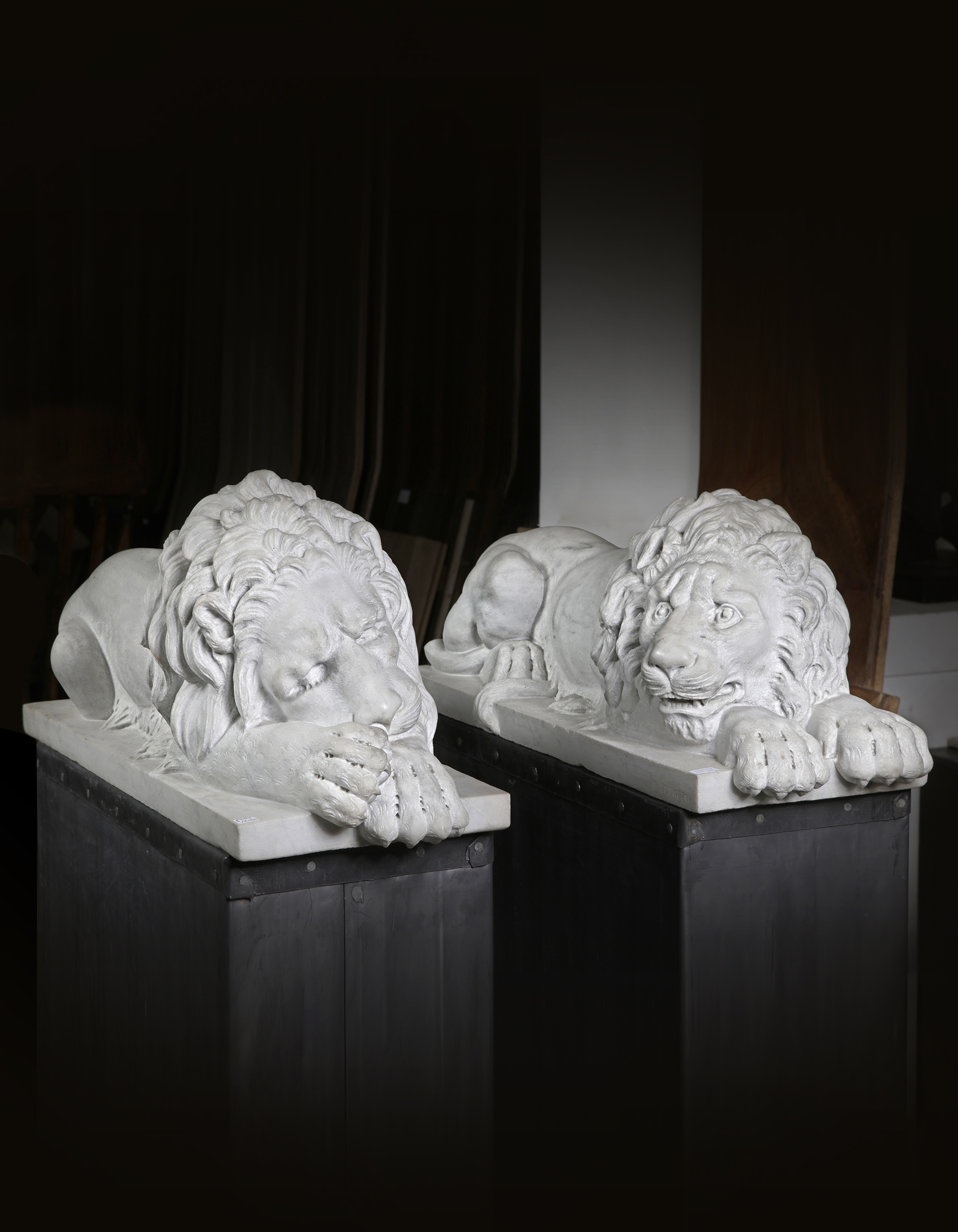 DANILO CERVIETTI (ITALIAN, 20TH CENTURY), A PAIR OF SCULPTED WHITE MARBLE CANOVA LIONS, SECOND HALF