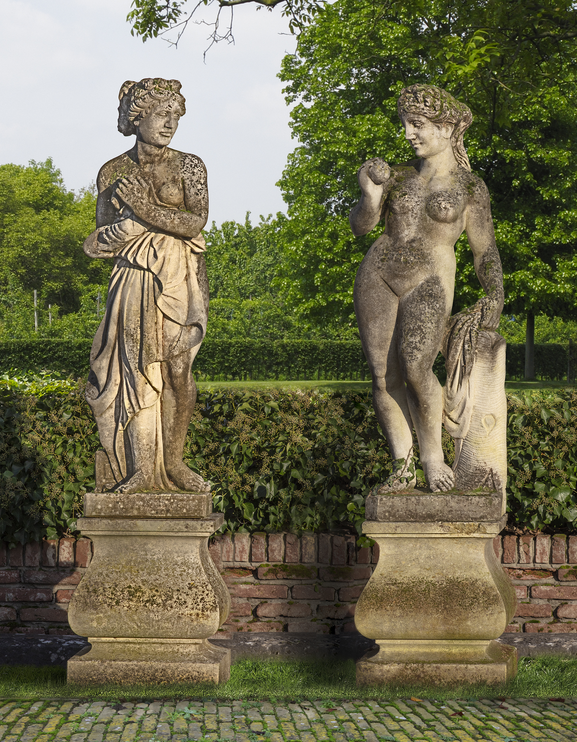 TWO SIMILAR SCULPTED LIMESTONE MODELS REPRESENTING VENUS, EACH FIRST QUARTER 20TH CENTURY