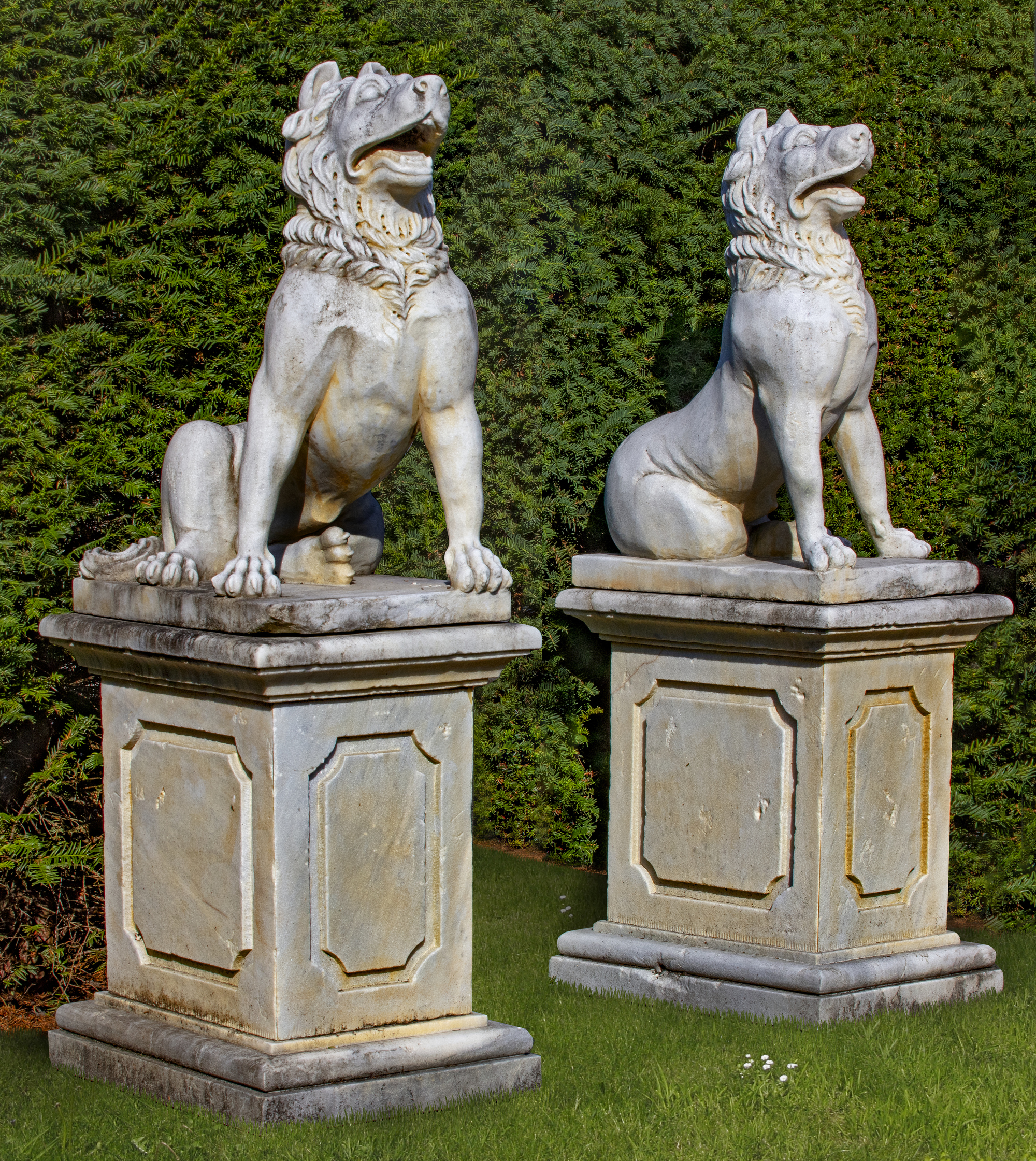 A PAIR OF SCULPTED MARBLE MODELS OF MOLOSSIAN GUARD DOGS, SECOND HALF 20TH CENTURY, AFTER A 2ND CENT