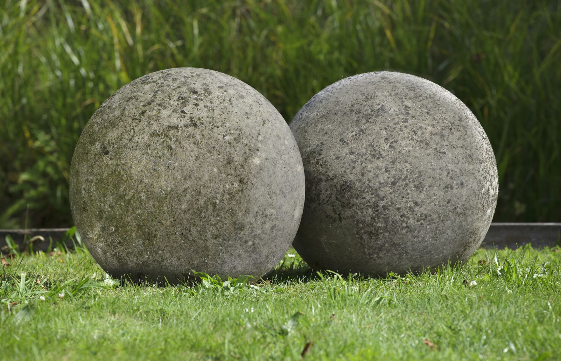 A LARGE PAIR OF LIMESTONE ORNAMENTAL SPHERES, LATE 20TH CENTURY