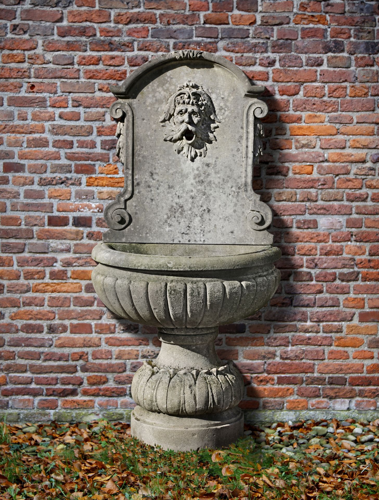 A CONTINENTAL SCULPTED LIMESTONE WALL FOUNTAIN, 20TH CENTURY