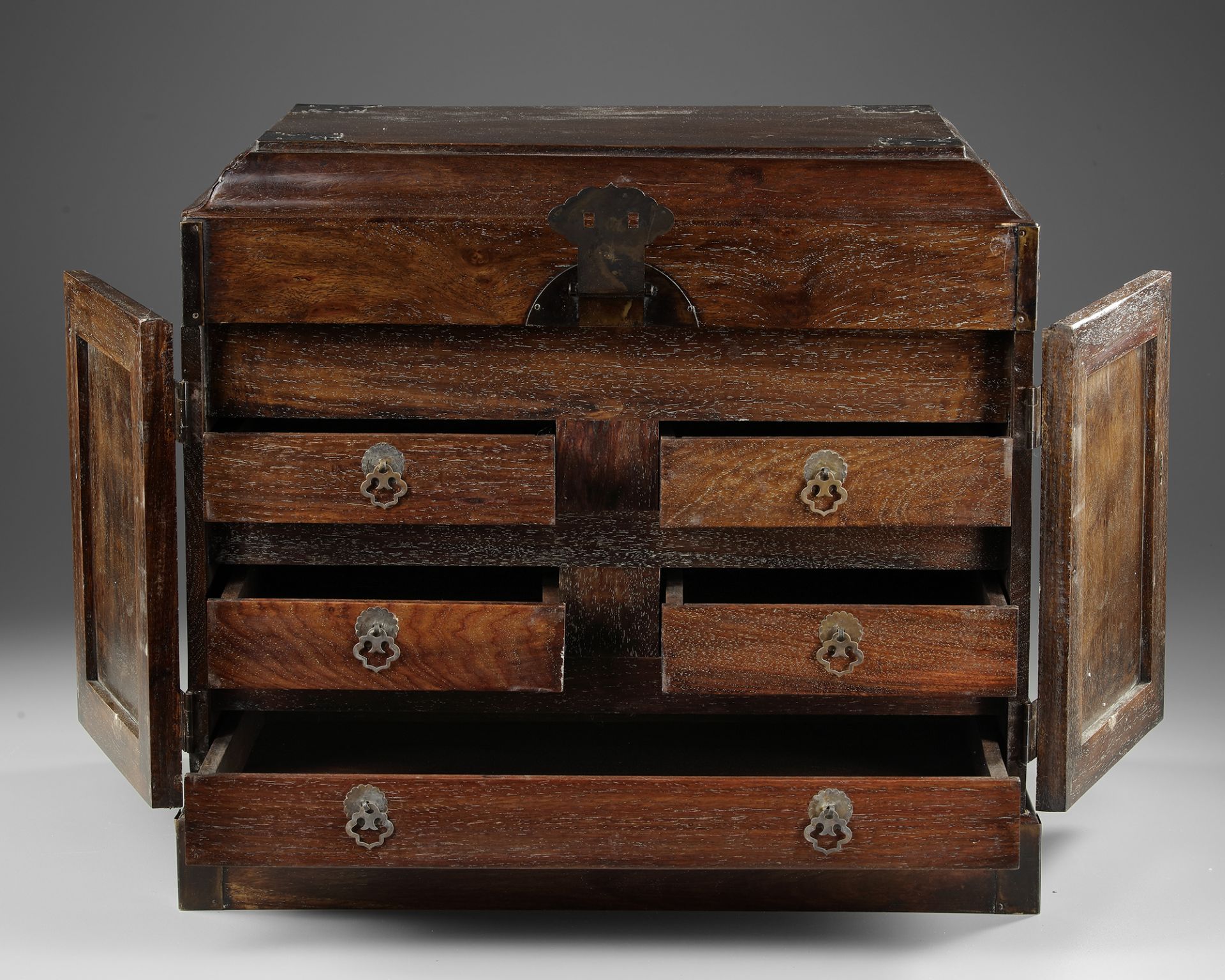 A CHINESE WOODEN CHEST, GUANPIXIANG, LATE 19TH CENTURY EARLY 20TH CENTURY - Bild 5 aus 6