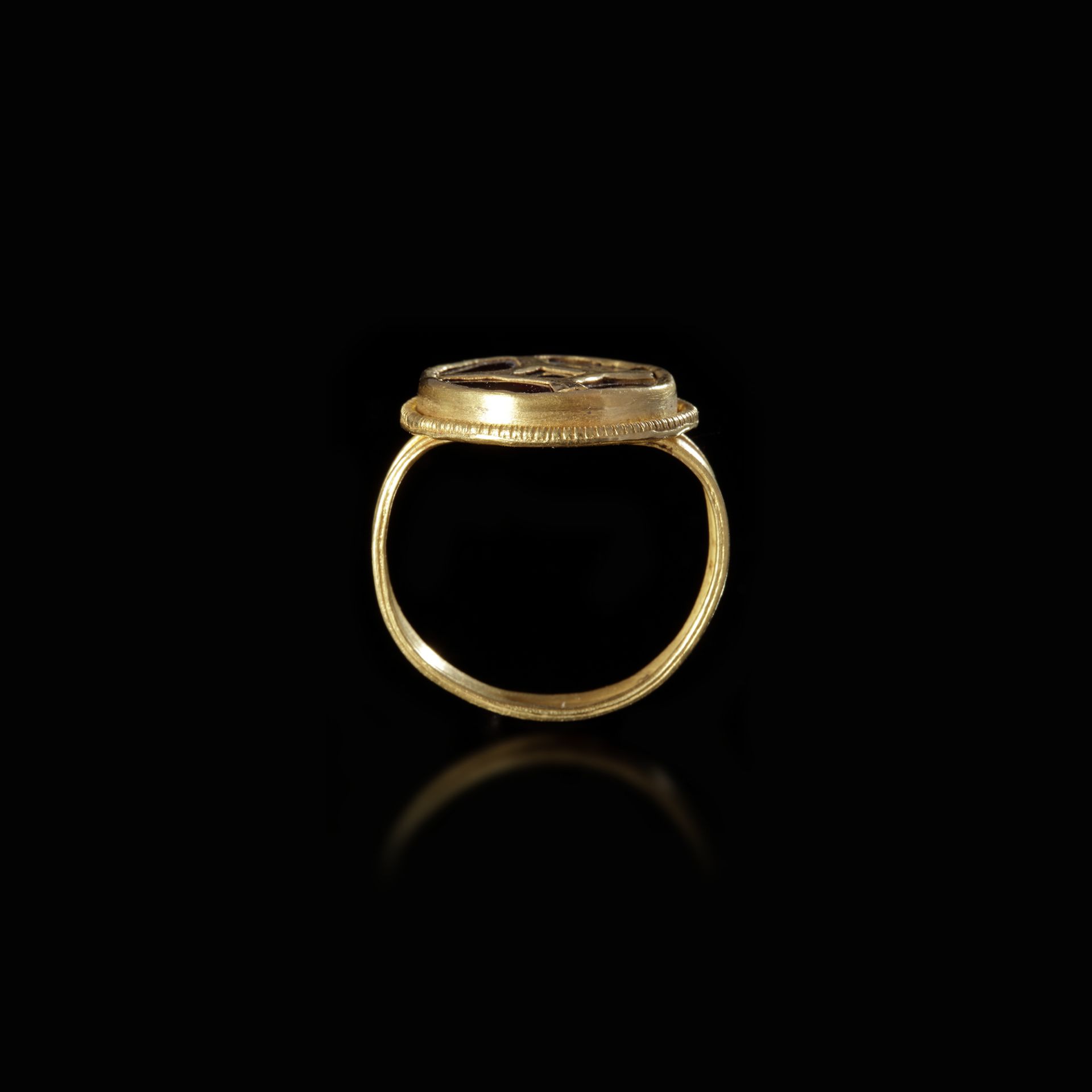 A GOLD GOTHIC RING WITH A GARNET INLAID BEZEL, 5TH CENTURY AD - Image 2 of 3