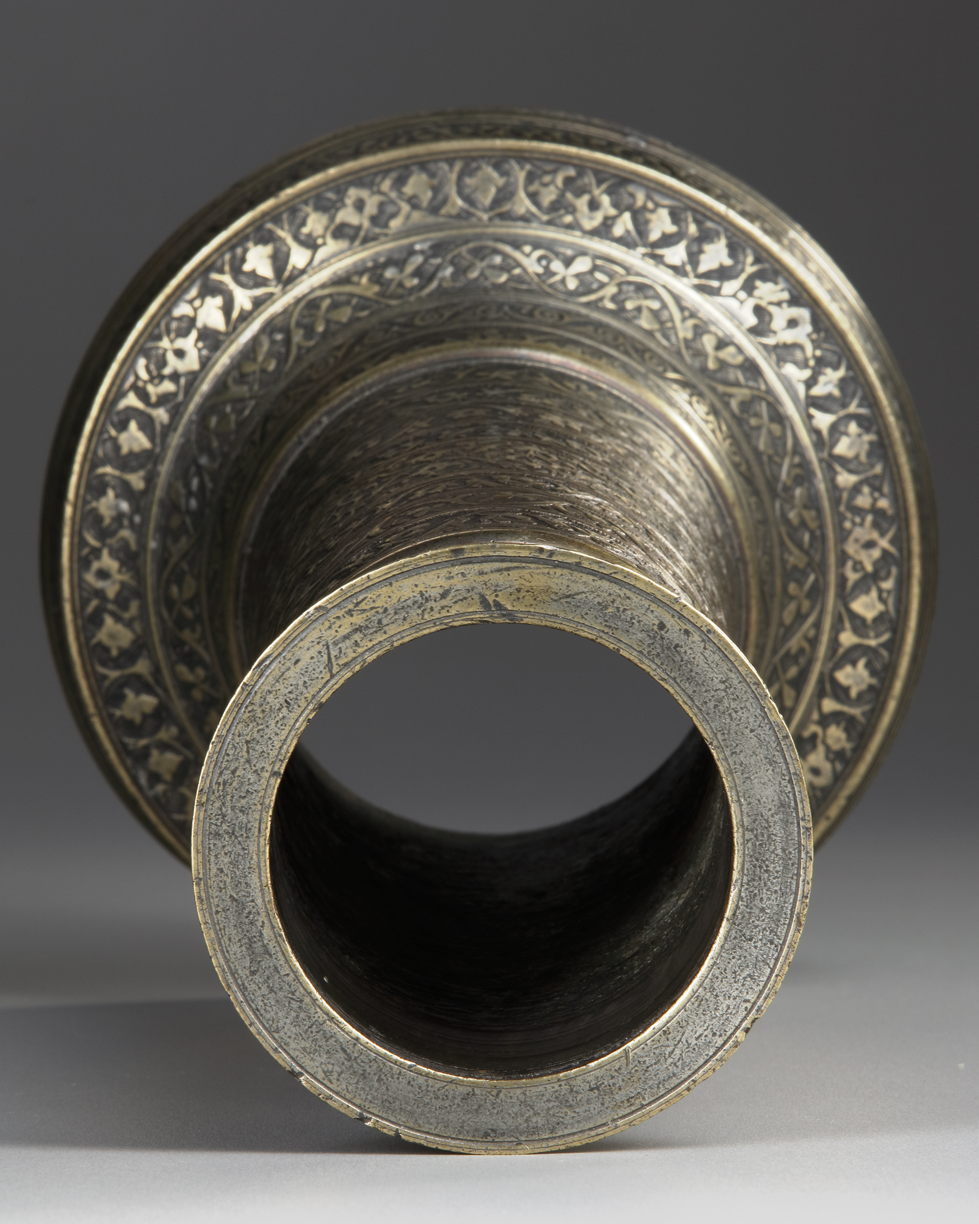 A SAFAVID BRASS TORCH STAND (SHAMDAN), PERSIA, 17TH CENTURY - Image 5 of 8