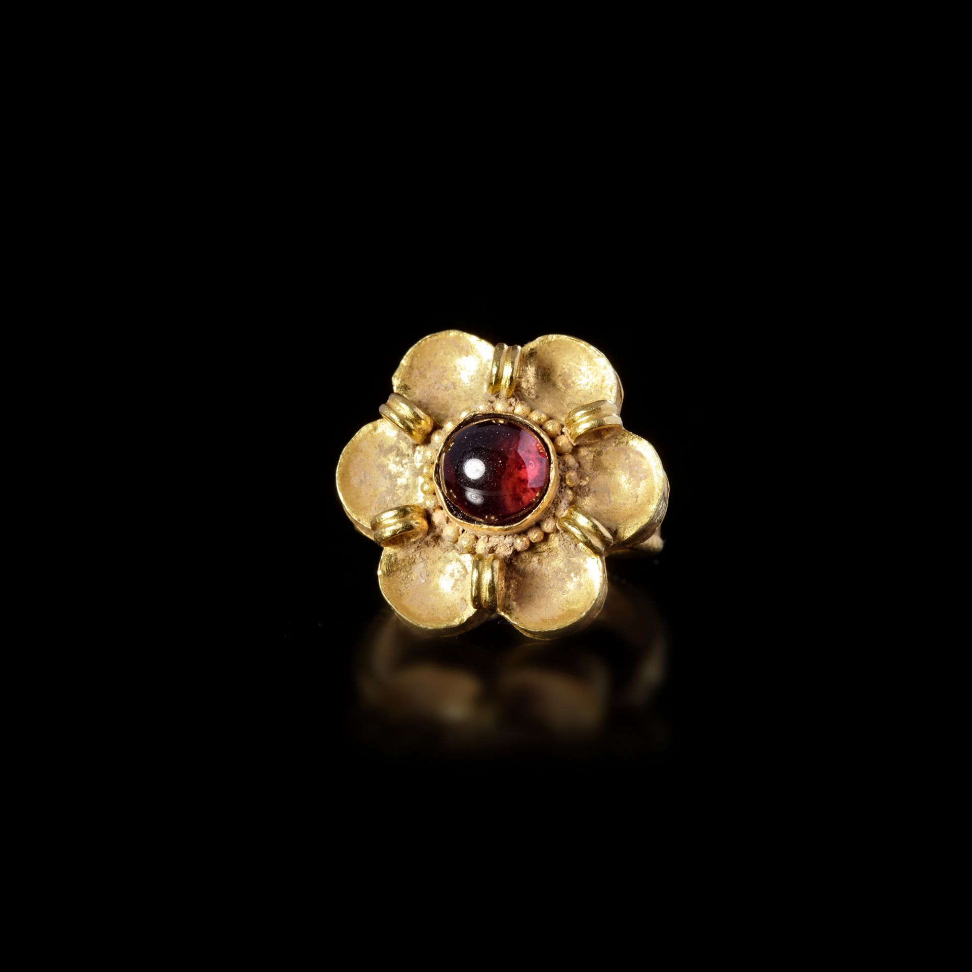 A LATE ROMAN/EARLY BYZANTINE GOLD RING WITH A GARNET, 5TH-6TH CENTURY AD
