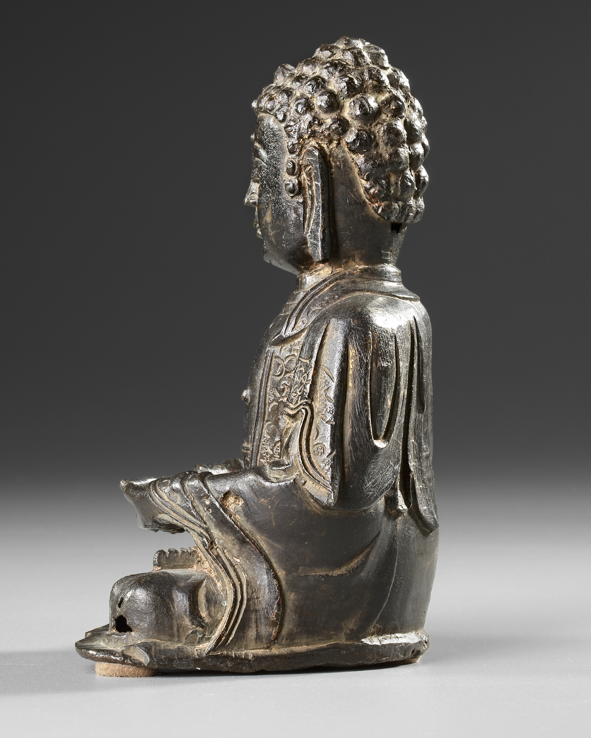 A CHINESE BRONZE SEATED BUDDHA, 19TH CENTURY - Image 3 of 6