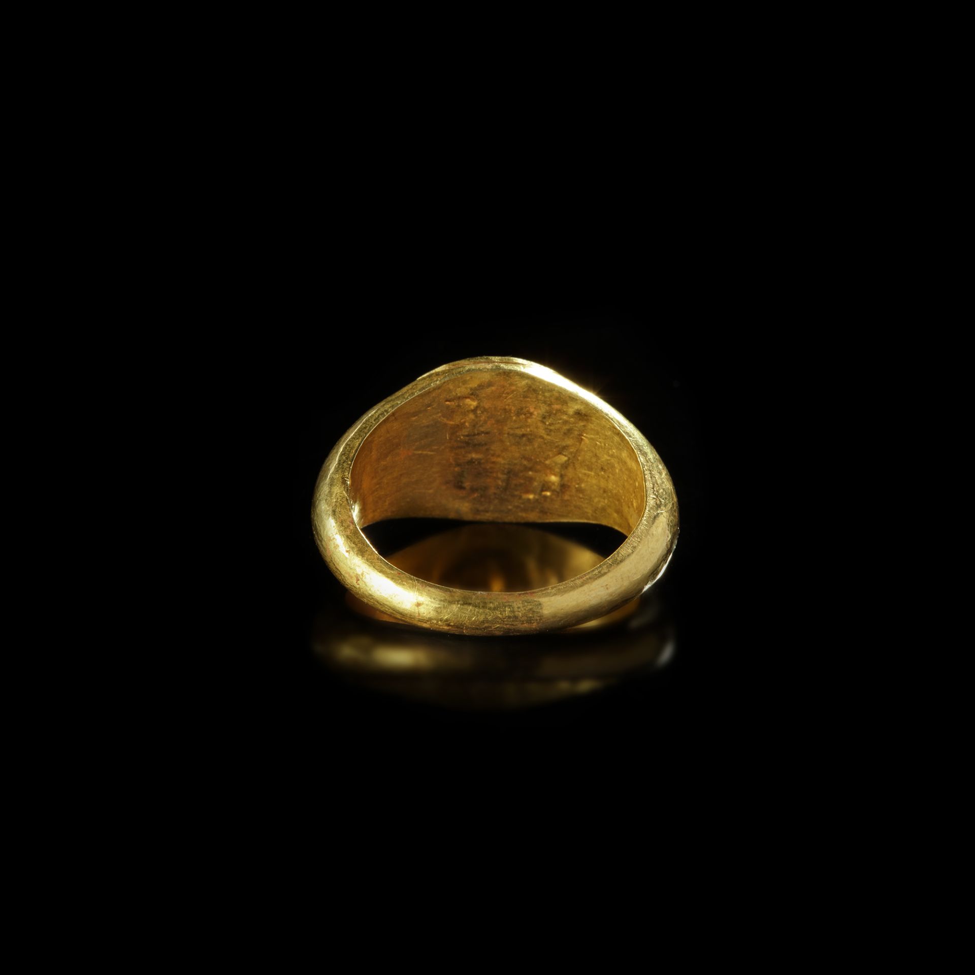 A ROMAN GOLD RING WITH AN INTAGLIO OF FORTUNA, 1ST-2ND CENTURY AD - Image 4 of 5