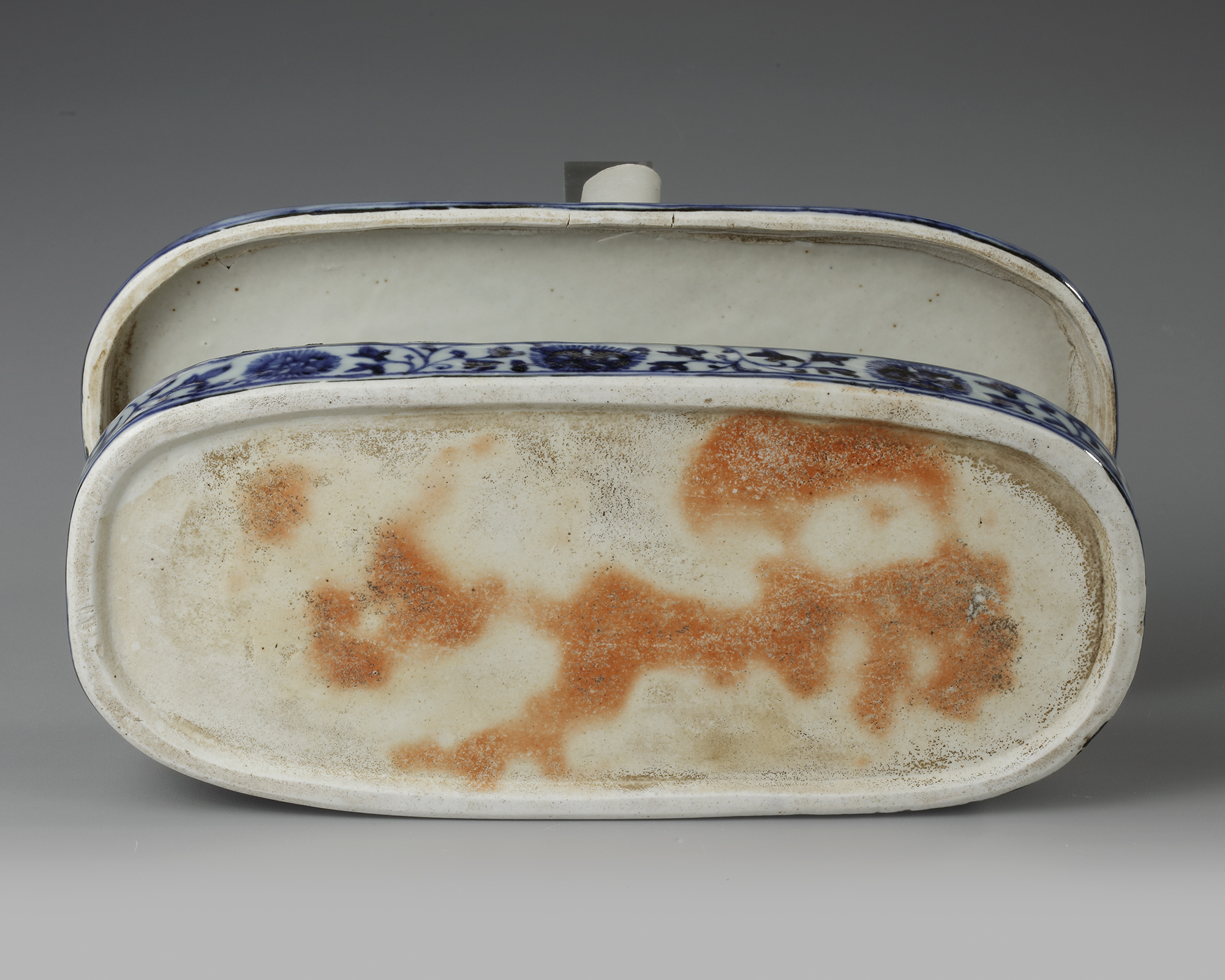 A CHINESE BLUE AND WHITE PEN BOX FOR THE ISLAMIC MARKET, QING DYNASTY (1644-1911) - Image 5 of 5