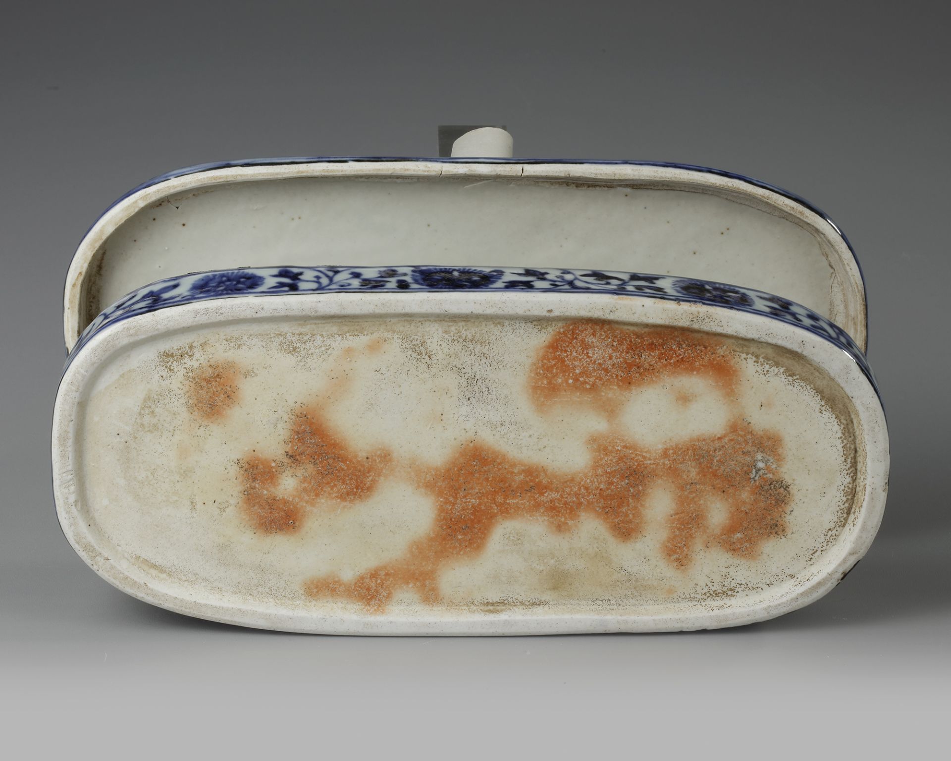 A CHINESE BLUE AND WHITE PEN BOX FOR THE ISLAMIC MARKET, QING DYNASTY (1644-1911) - Bild 5 aus 5