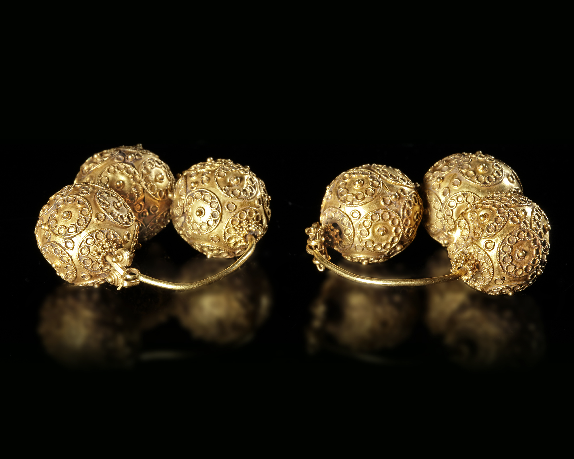 A PAIR OF EARLY ISLAMIC GOLD EARRINGS, 12TH CENTURY - Image 5 of 6