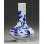 A SMALL CHINESE BLUE AND WHITE VASE, 19TH-20TH CENTURY