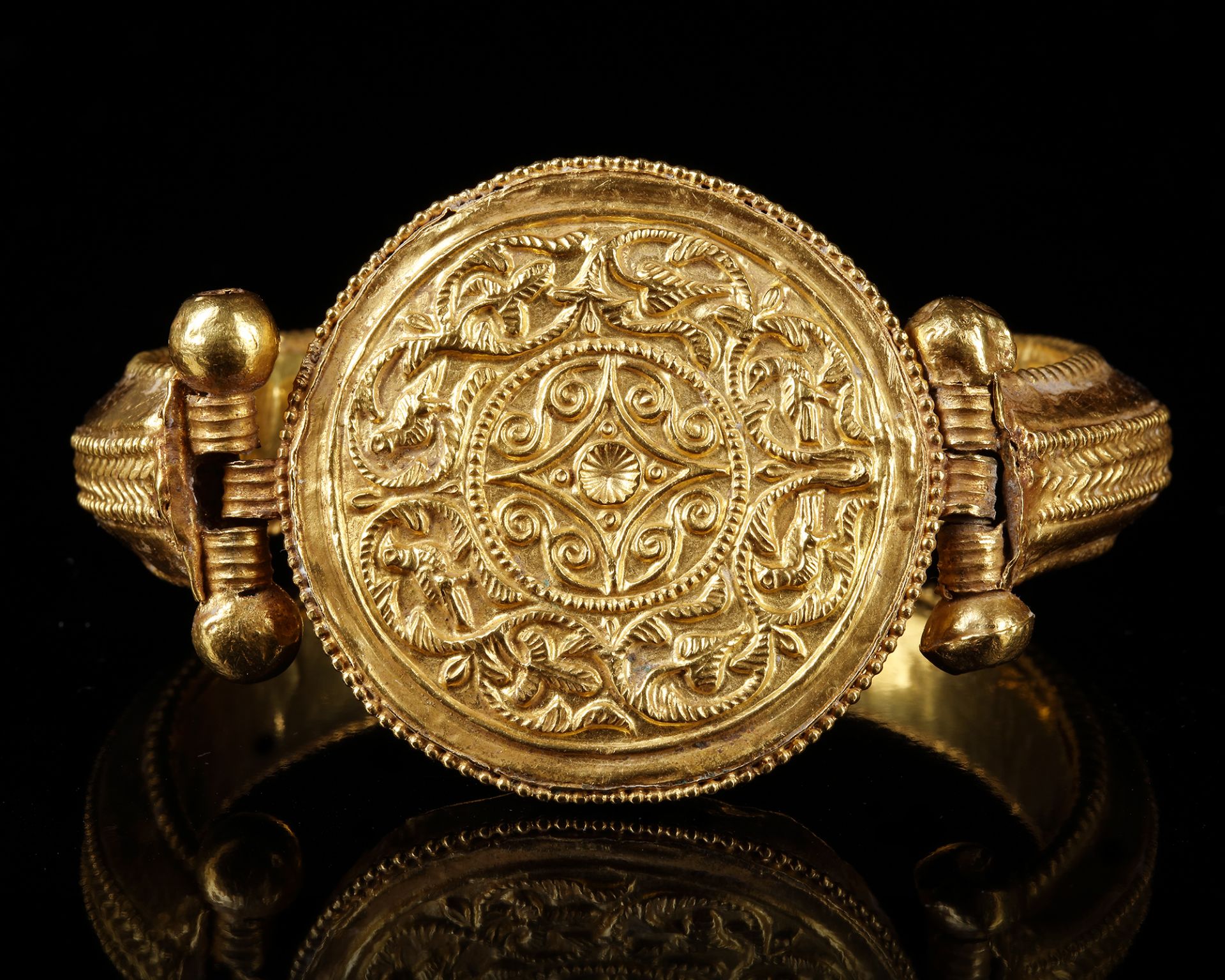 A RARE PAIR OF A FATIMID GOLD BRACELETS, POSSIBLY SYRIA, 11TH CENTURY - Image 10 of 14