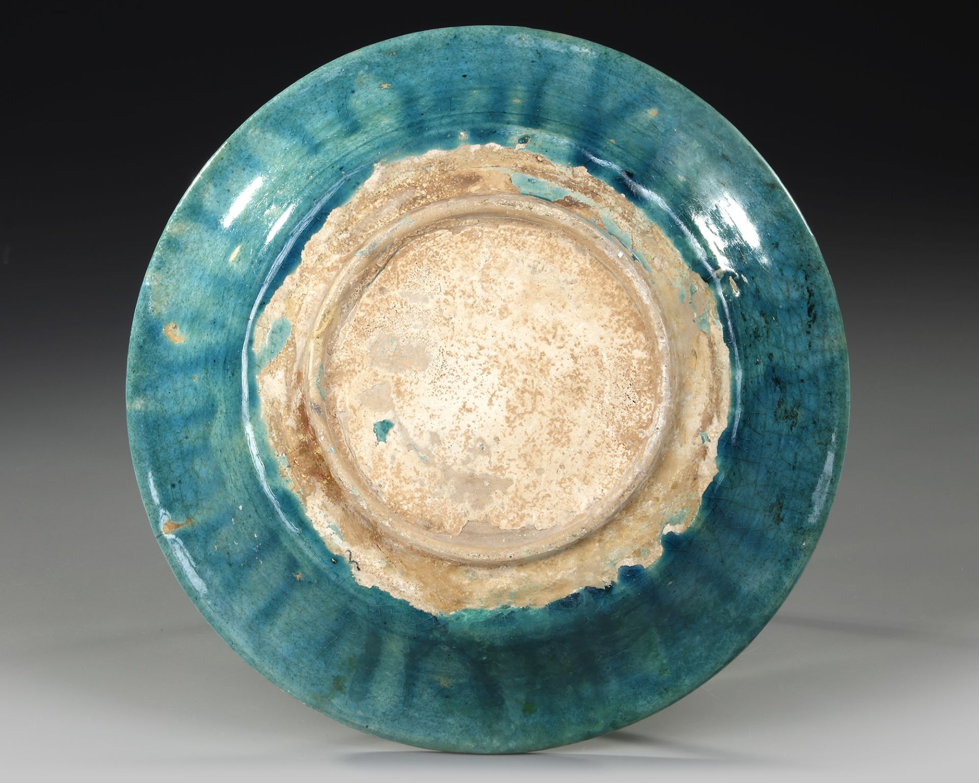 A RAQQA TURQUOISE-GLAZED POTTERY DISH, SYRIA, EARLY 13TH CENTURY - Image 7 of 8