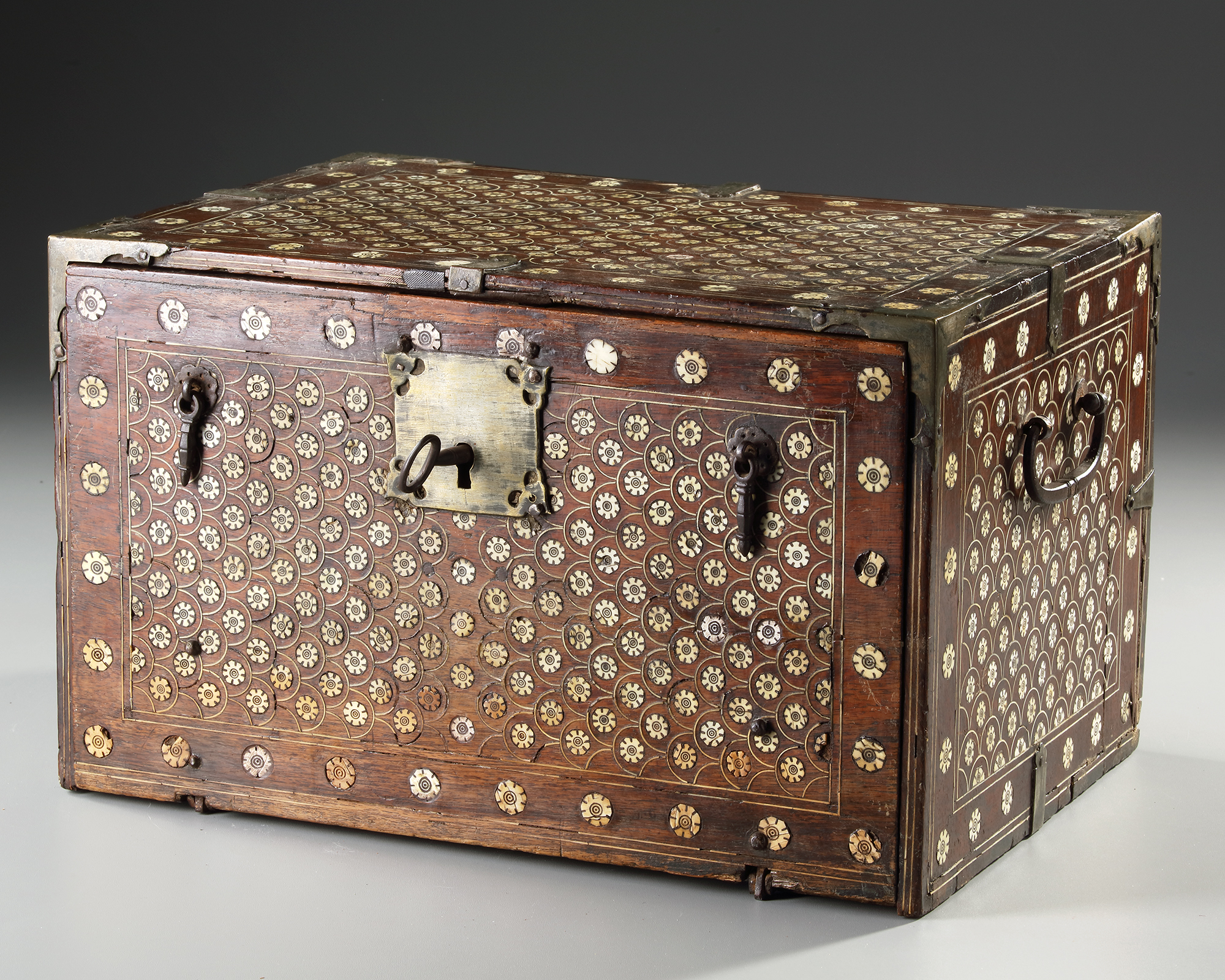 AN INDO-PORTUGUESE WOODEN AND BONE INLAID CHEST, GOA, 17TH CENTURY - Image 3 of 10