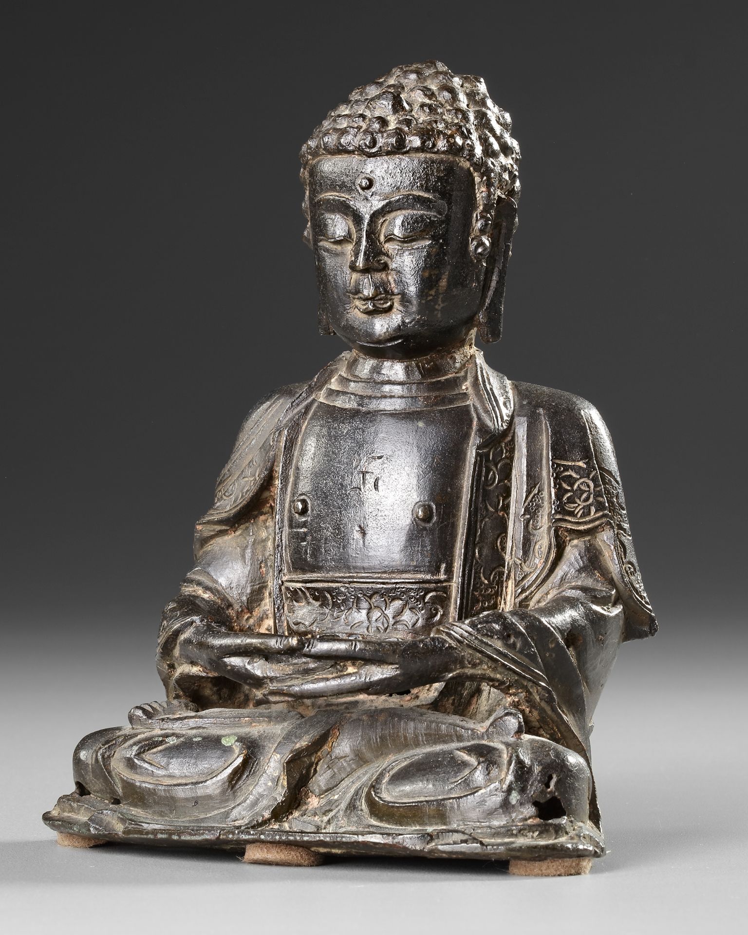 A CHINESE BRONZE SEATED BUDDHA, 19TH CENTURY - Bild 2 aus 6