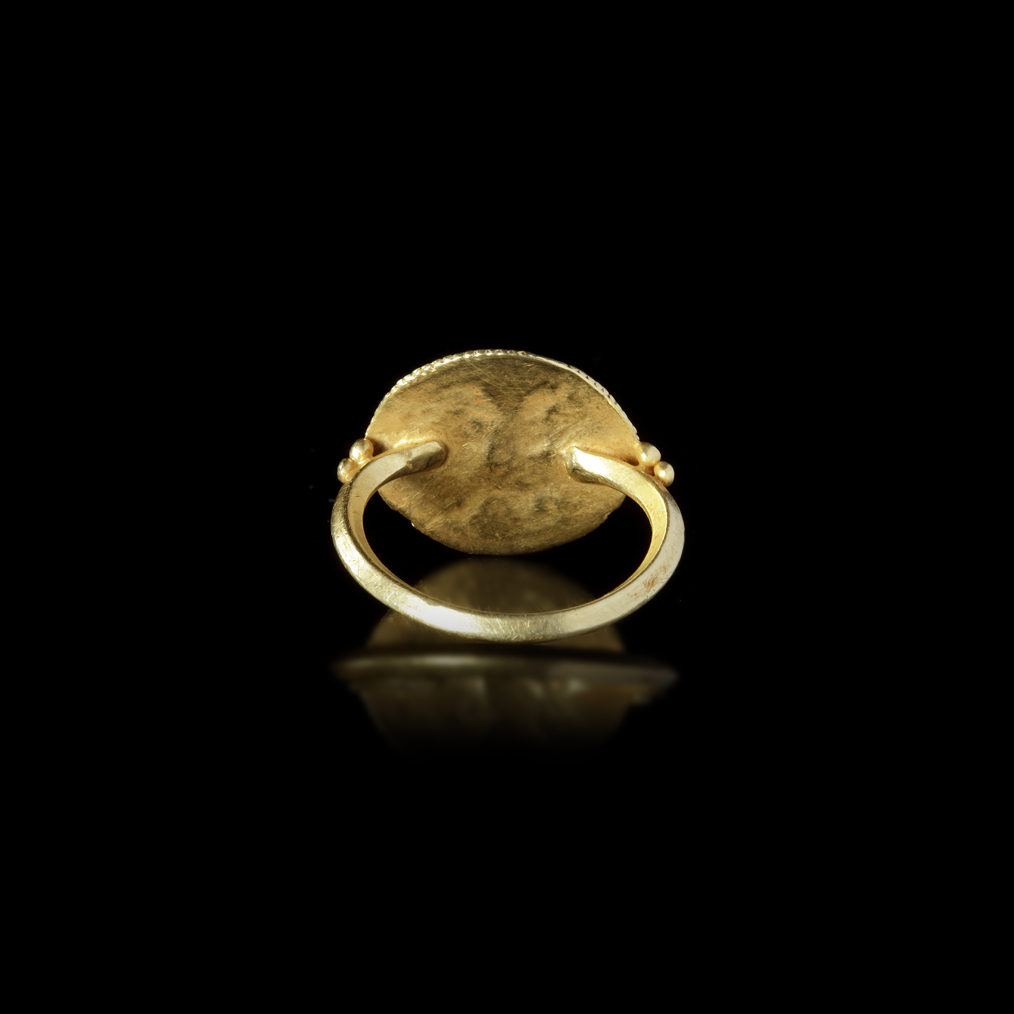 A CARTHAGINIAN GOLD RING, CIRCA 7TH-6TH CENTURY BC - Image 6 of 6