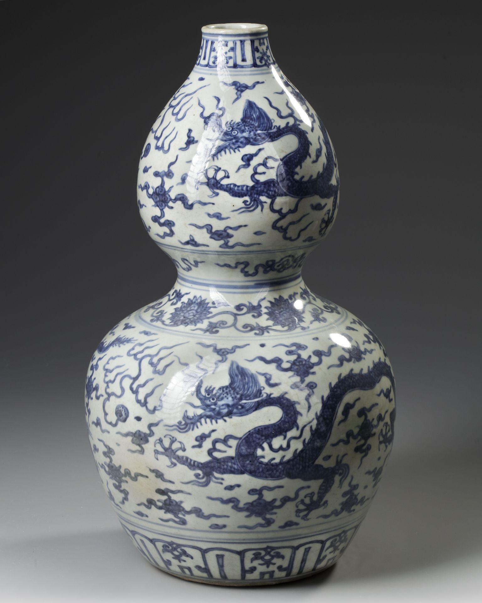 A CHINESE BLUE AND WHITE DOUBLE GOURD VASE, MING DYNASTY (1368-1644) OR LATER - Bild 3 aus 5