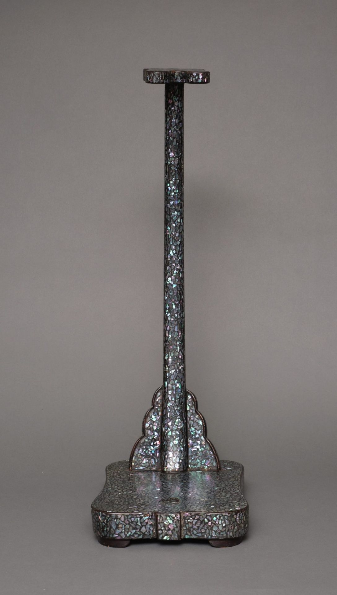 A JAPANESE MOTHER OF PEARL KATANA SWORD STAND, 1868-1912 (MEIJI PERIOD) - Bild 5 aus 9