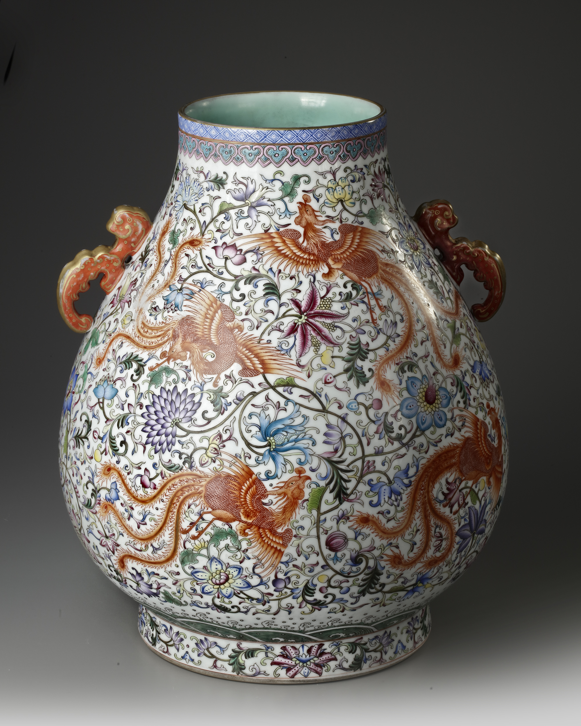 A LARGE CHINESE FAMILLE ROSE HU VASE, 19TH-20TH CENTURY - Image 3 of 5