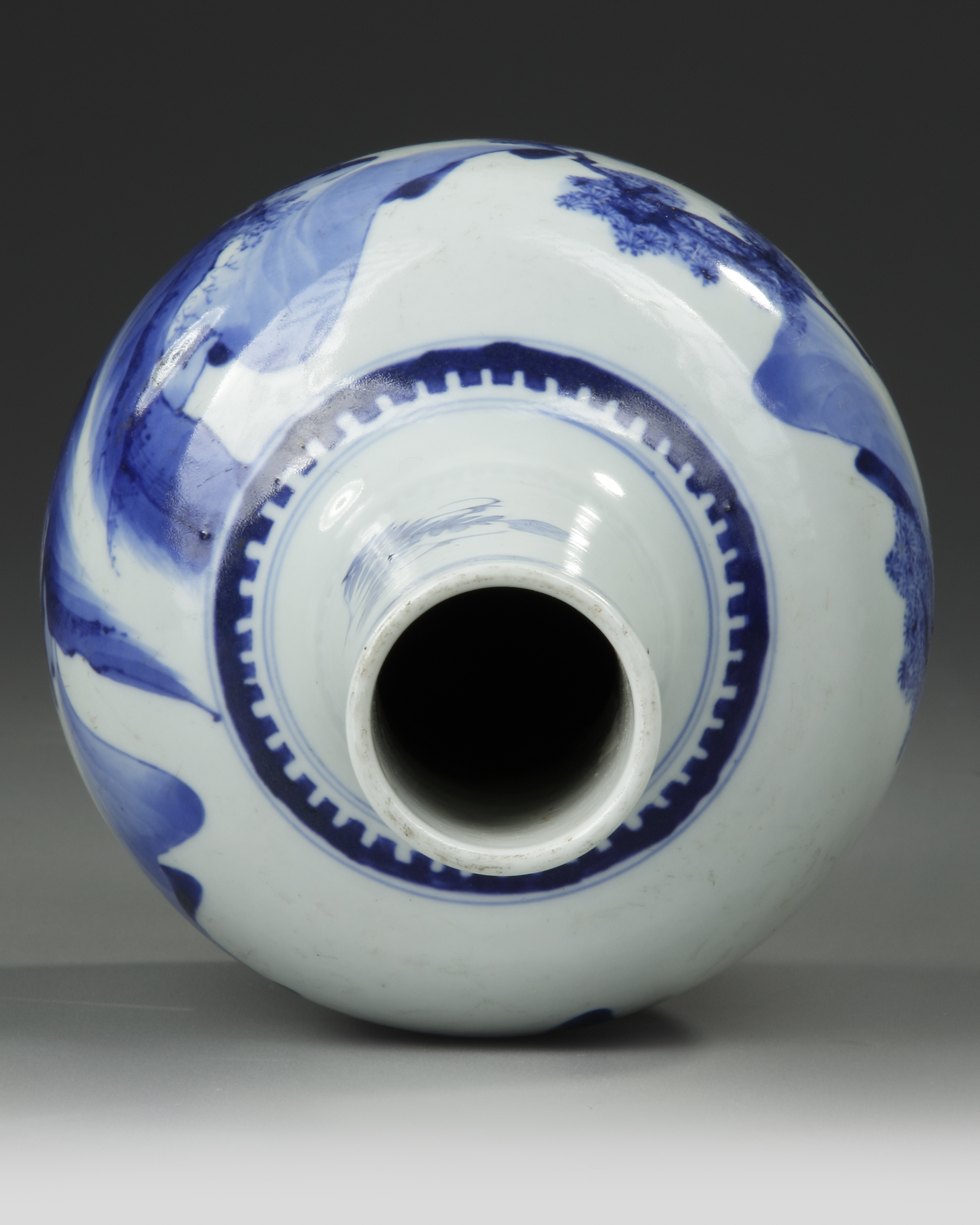 A CHINESE BLUE AND WHITE BOTTLE VASE, QING DYNASTY (1644-1911) - Image 3 of 4