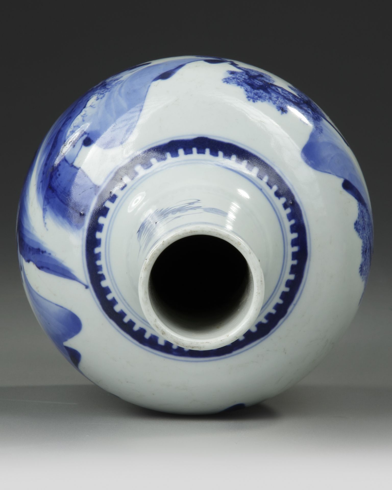 A CHINESE BLUE AND WHITE BOTTLE VASE, QING DYNASTY (1644-1911) - Bild 3 aus 4