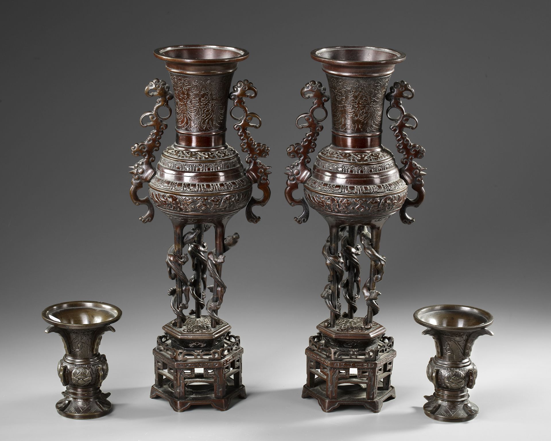 A PAIR OF CHINESE BRONZE GU VASES AND A PAIR OF JAPANESE BRONZE CENSERS , 19TH CENTURY - Bild 2 aus 4