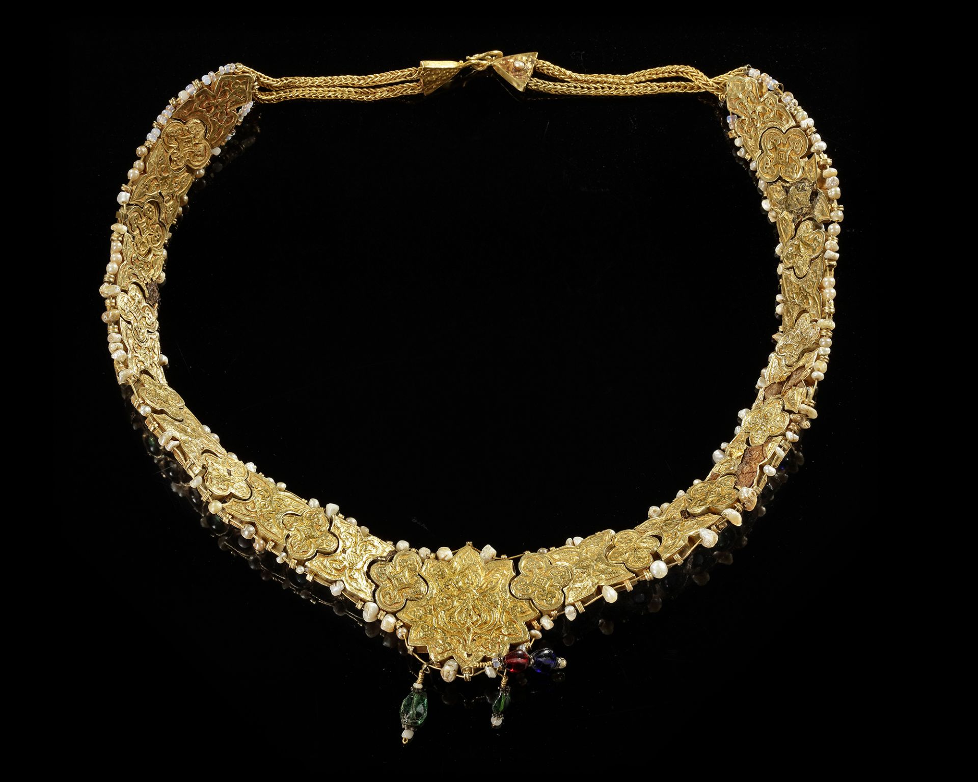 A MUGHAL GEM-SET ENAMELED GOLD NECKLACE, LATE 18TH CENTURY - Image 6 of 8