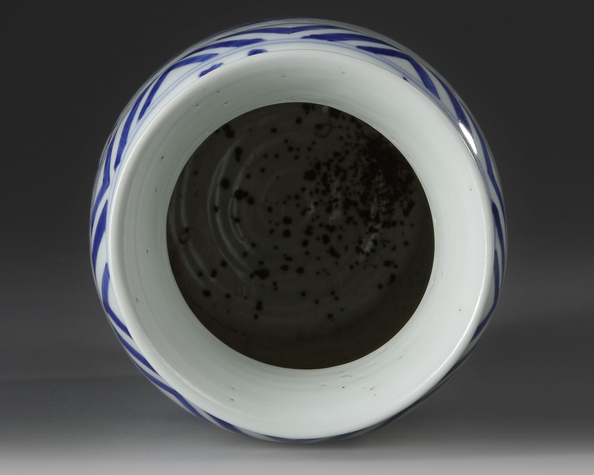 A CHINESE BLUE AND WHITE SLEEVE VASE, 19TH-20TH CENTURY - Bild 3 aus 4