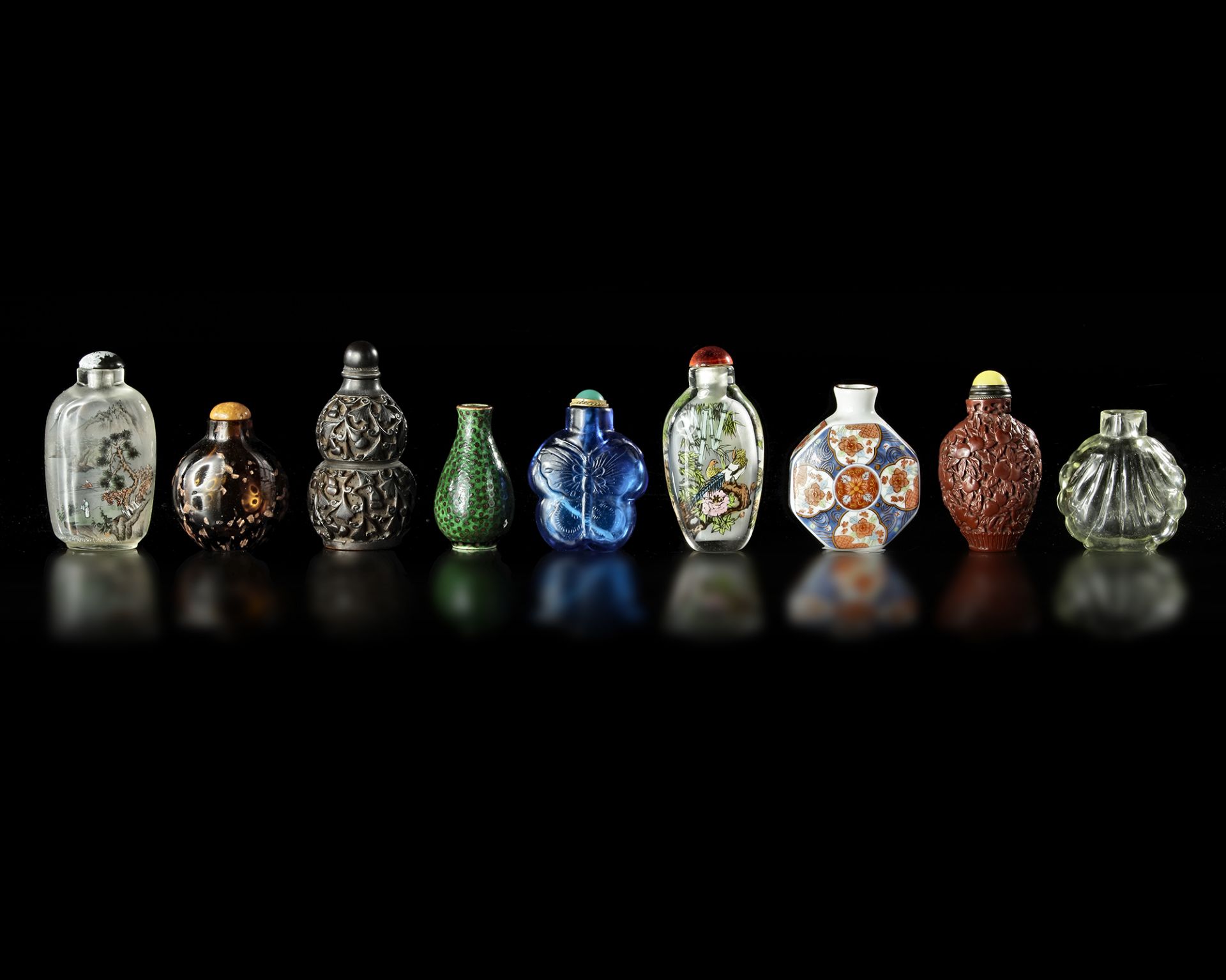 A COLLECTION OF 9 SNUFF BOTTLES IN VARIOUS MATERIALS, QING DYNASTY (1644-1911) - Bild 2 aus 2
