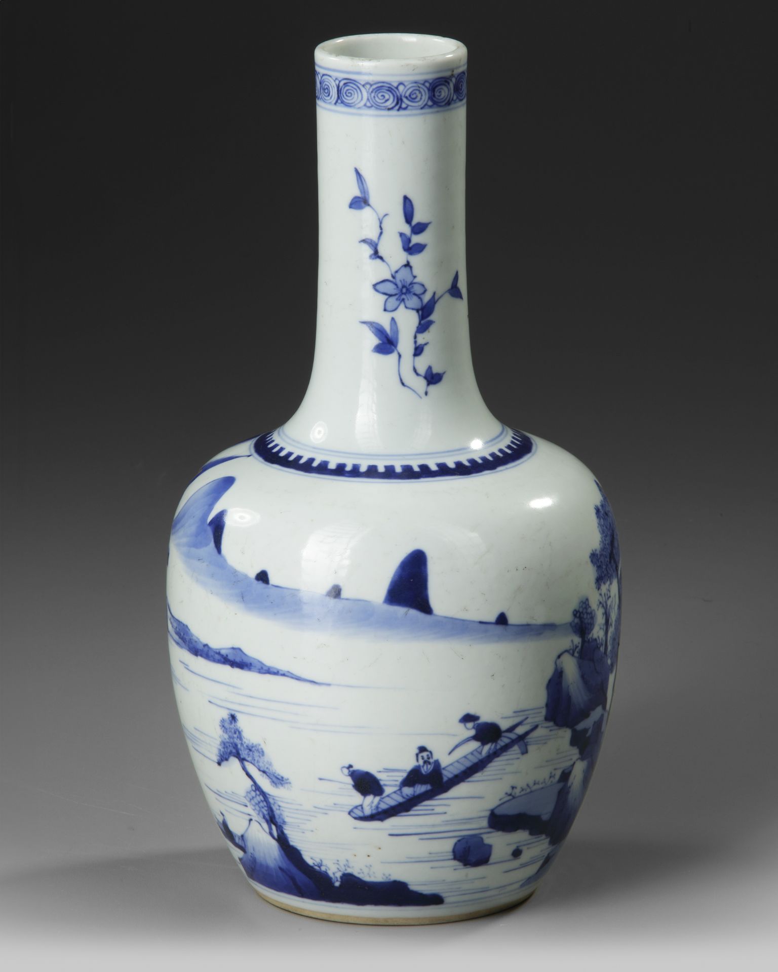 A CHINESE BLUE AND WHITE BOTTLE VASE, QING DYNASTY (1644-1911) - Bild 2 aus 4