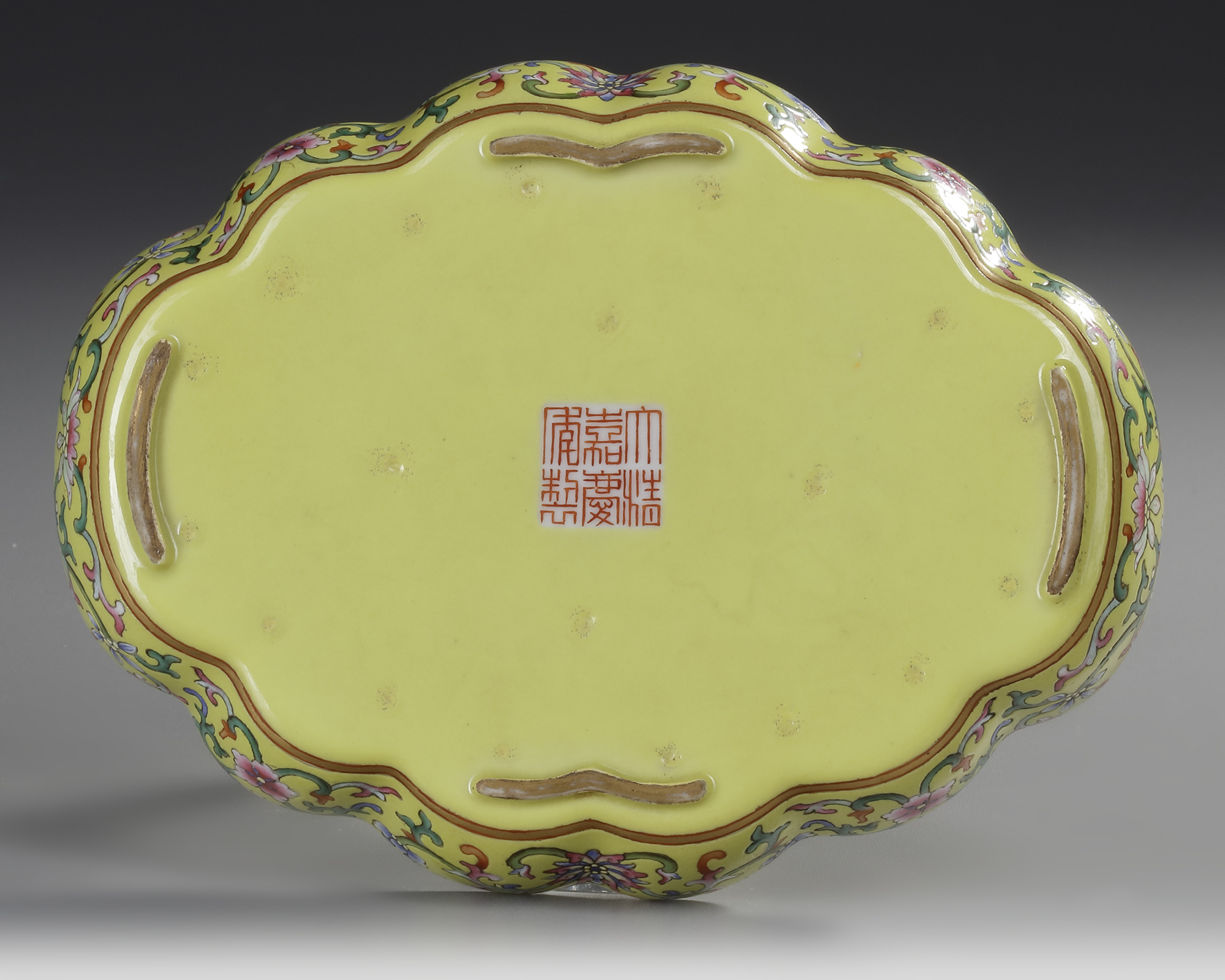 A CHINESE YELLOW-GROUND FAMILLE ROSE "TEA POEM" FOLIATE TRAY, QING DYNASTY (1636–1912) - Image 2 of 3
