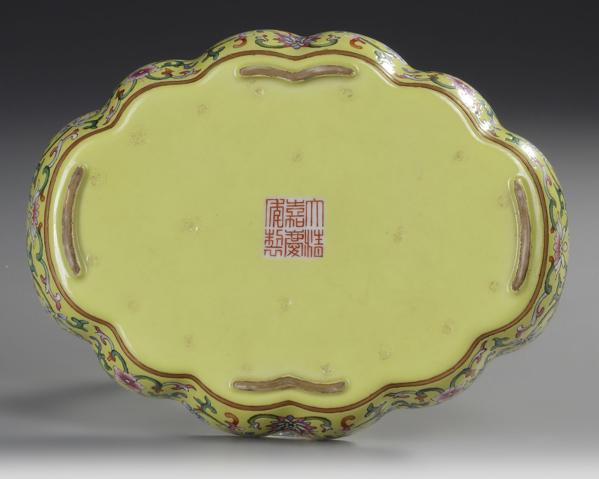A CHINESE YELLOW-GROUND FAMILLE ROSE "TEA POEM" FOLIATE TRAY, QING DYNASTY (1636–1912) - Bild 2 aus 3